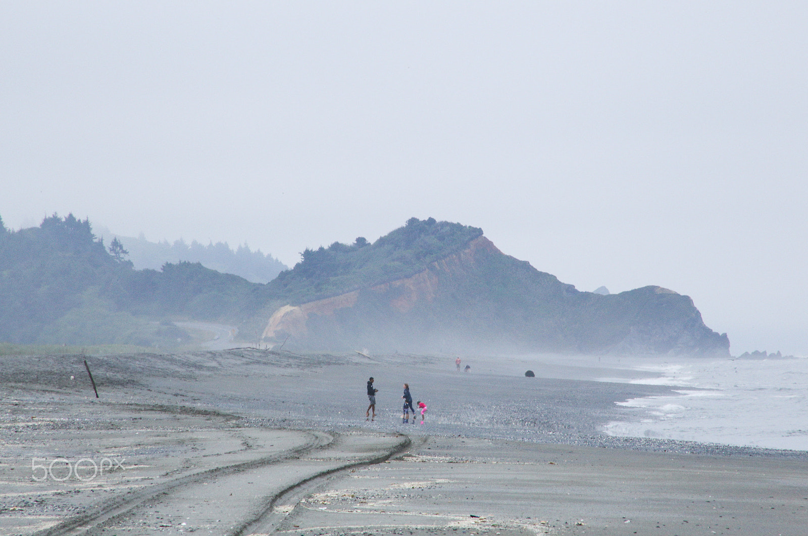 Canon EOS 6D + EF75-300mm f/4-5.6 sample photo. Family on the beach photography