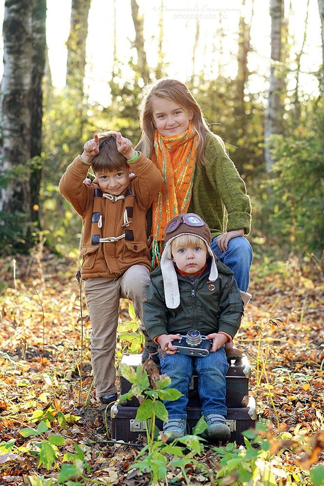 Sony a7 + Sony 85mm F2.8 SAM sample photo. Children in autumn forest photography