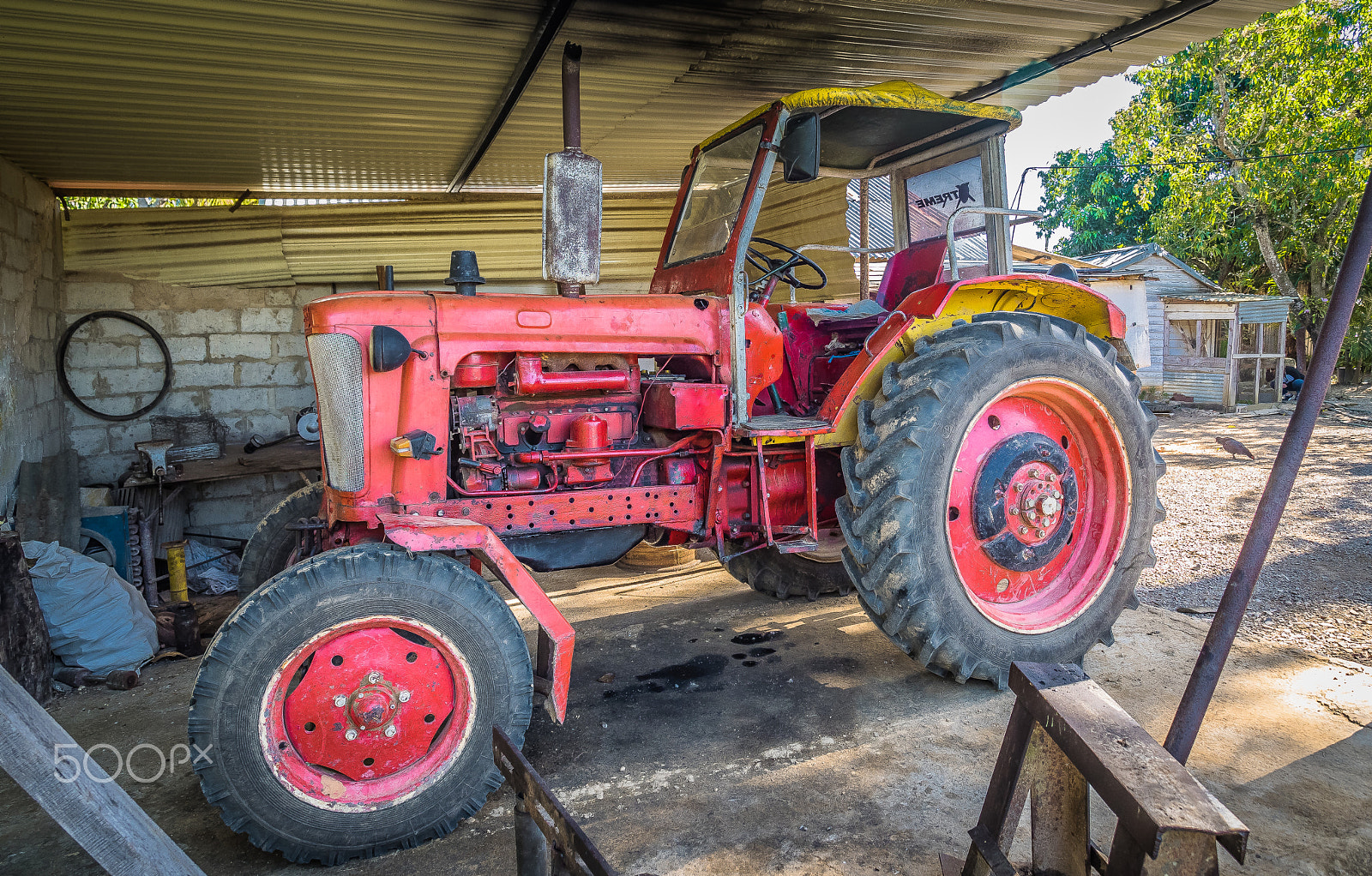 Olympus OM-D E-M1 + Olympus M.Zuiko Digital ED 7-14mm F2.8 PRO sample photo. Red tractor in cuba photography