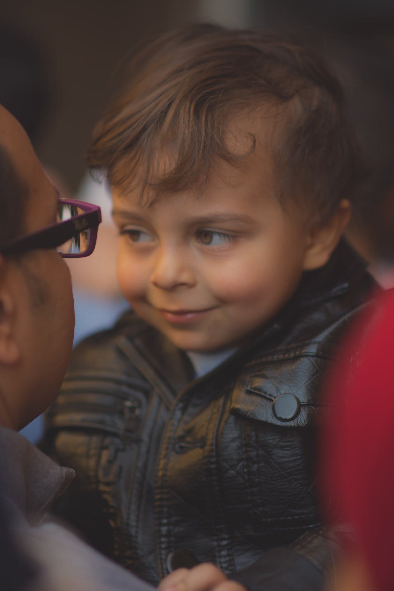 Nikon D7200 + Nikon AF-S Nikkor 85mm F1.8G sample photo. The child smiles to his father photography