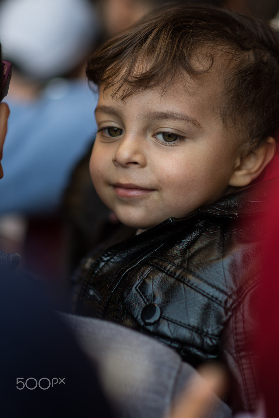 Nikon D7200 + Nikon AF-S Nikkor 85mm F1.8G sample photo. The child smiles to his father photography