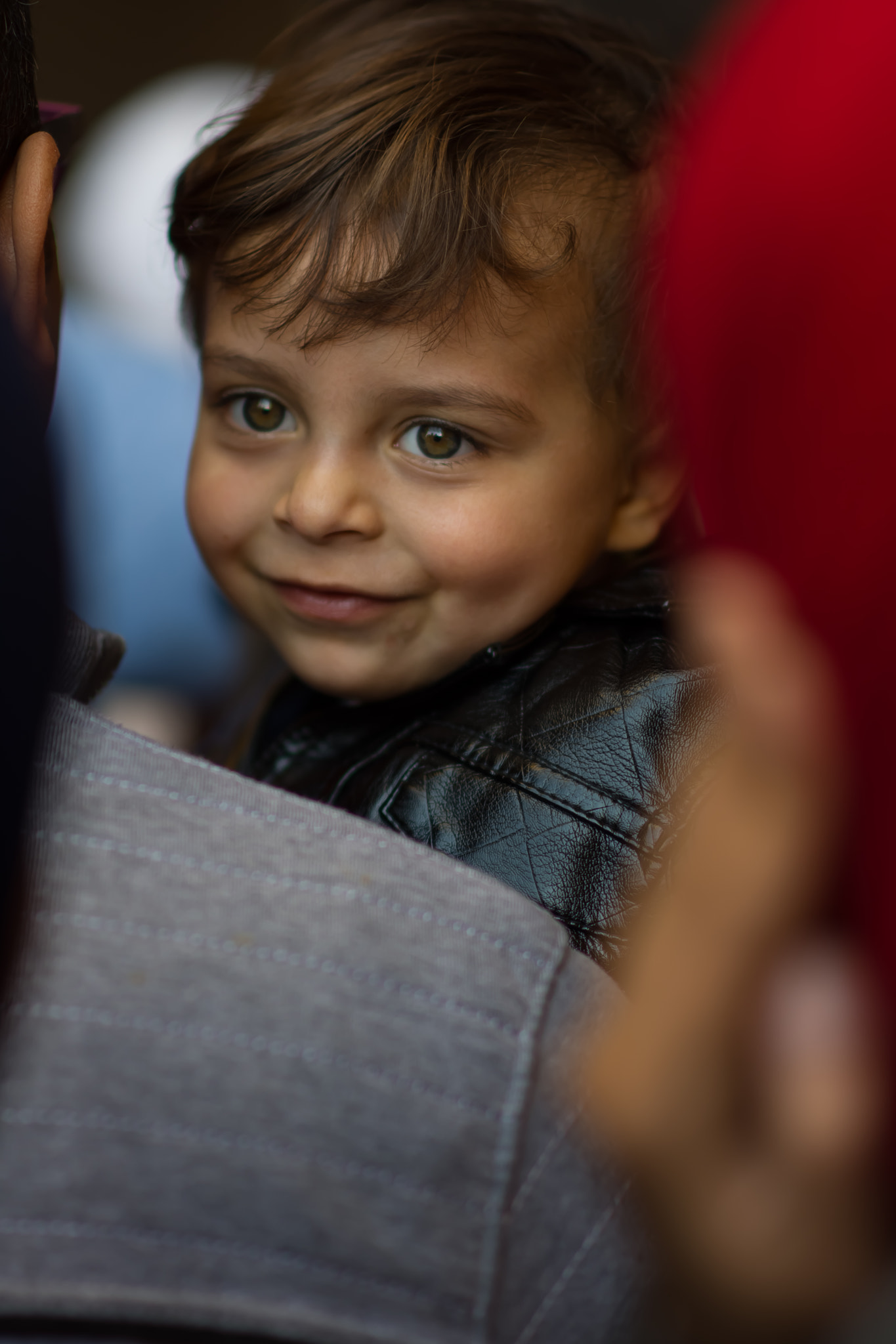 Nikon D7200 + Nikon AF-S Nikkor 85mm F1.8G sample photo. The child smiles to his father photography