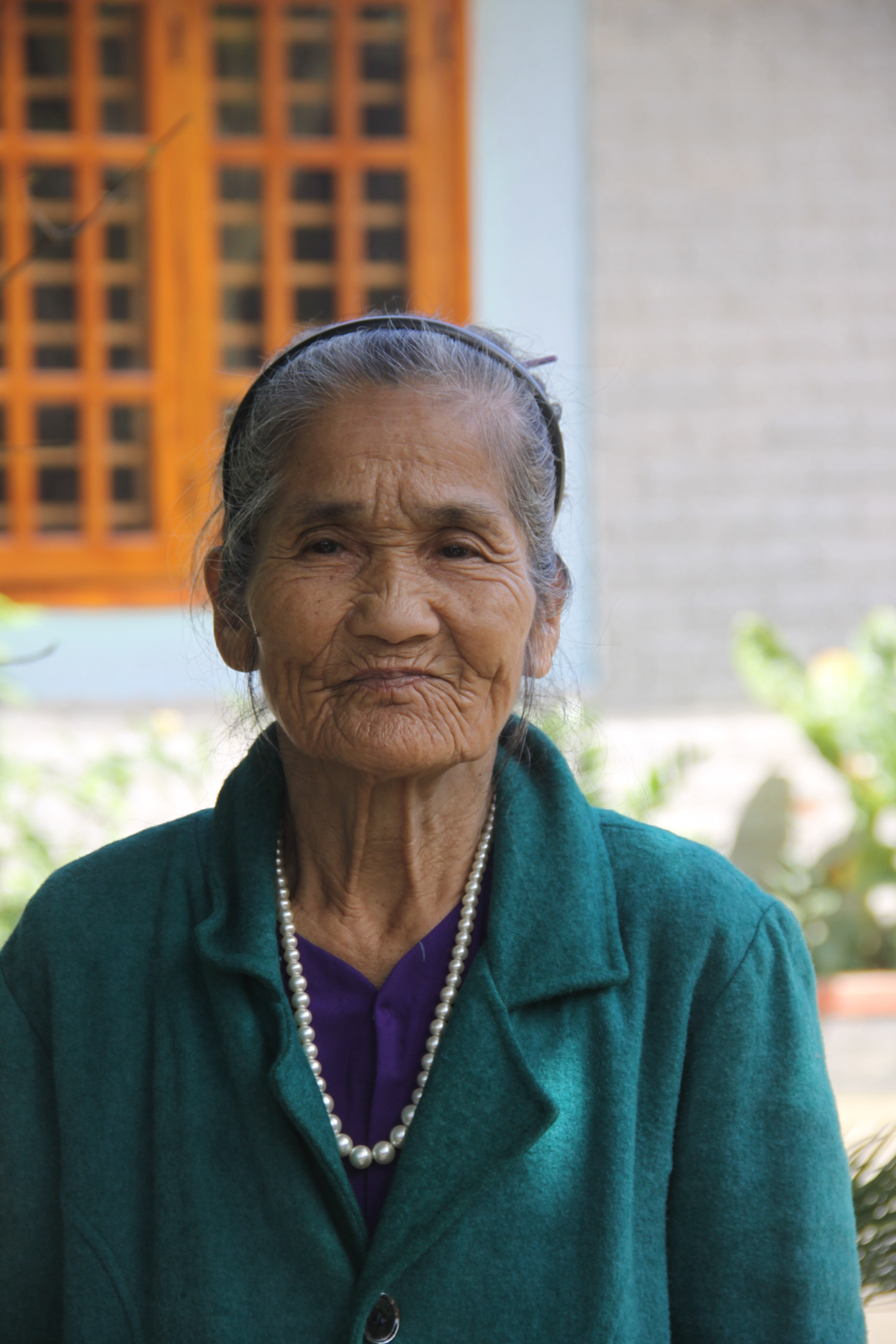 Canon EF-S 18-135mm F3.5-5.6 IS sample photo. Grandmother photography