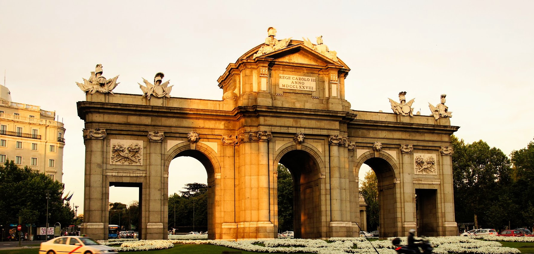 Sony SLT-A33 + Sony DT 16-105mm F3.5-5.6 sample photo. La puerta de alcalá. madrid photography