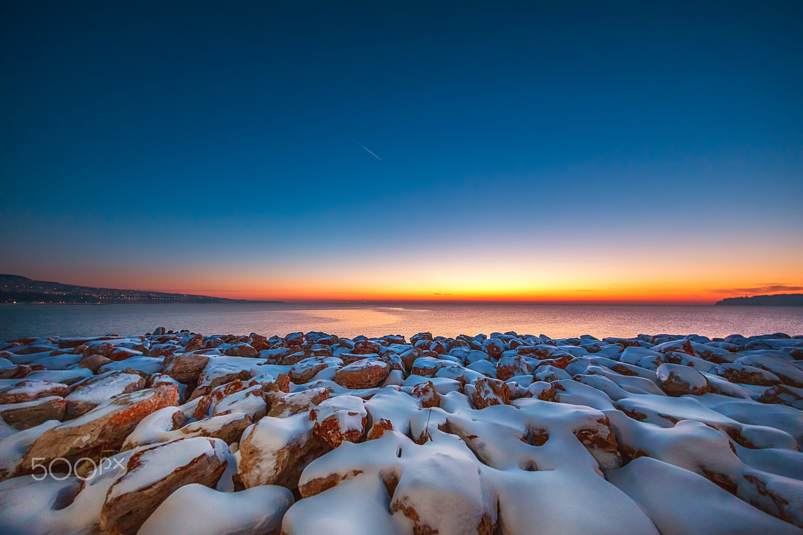 Canon EOS 5D Mark IV + Canon EF 11-24mm F4L USM sample photo. Early morning with snow covered stones photography