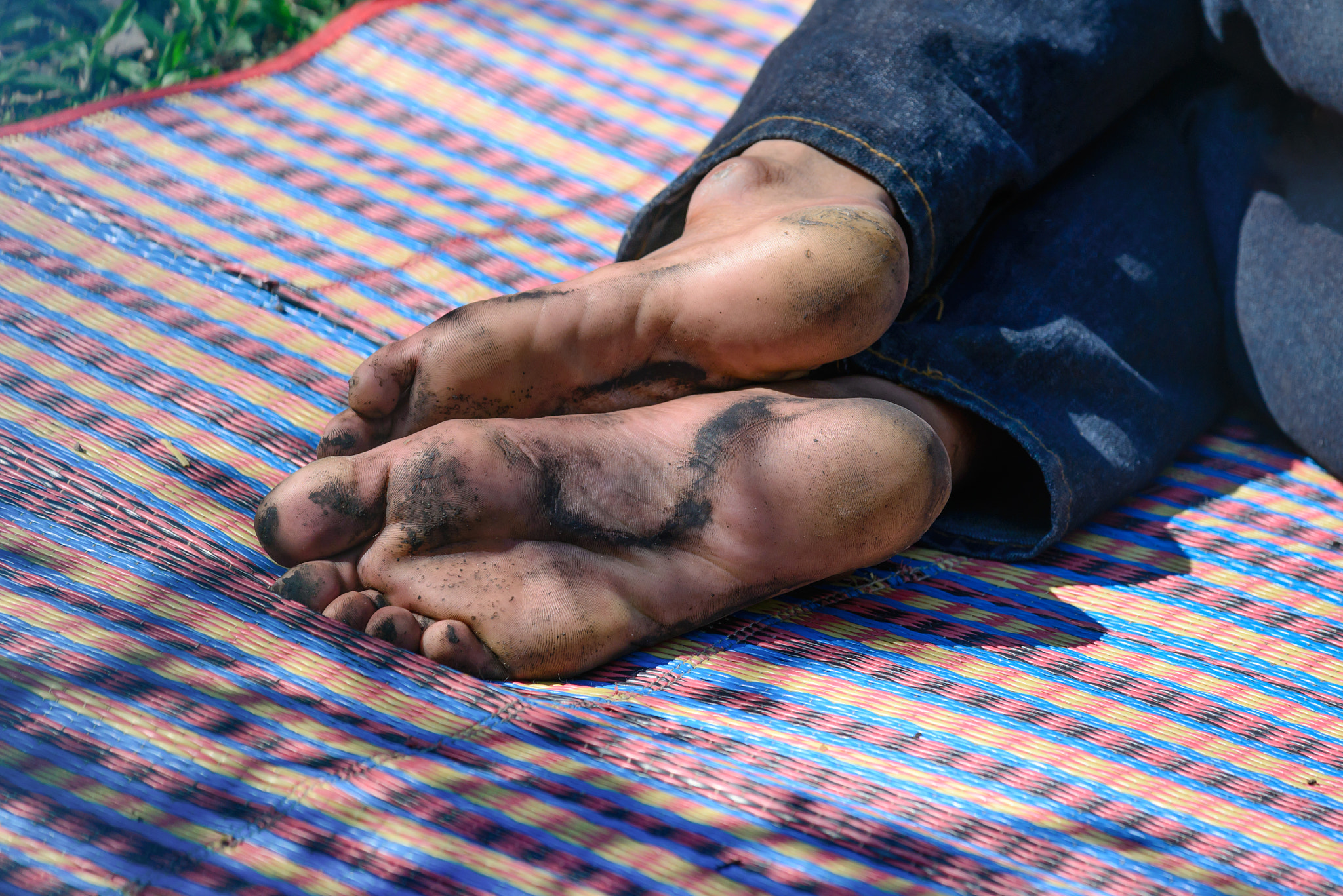 Nikon D610 + Nikon AF-S Nikkor 70-200mm F4G ED VR sample photo. Closeup of homeless people's foots sleeping at streetside in cit photography