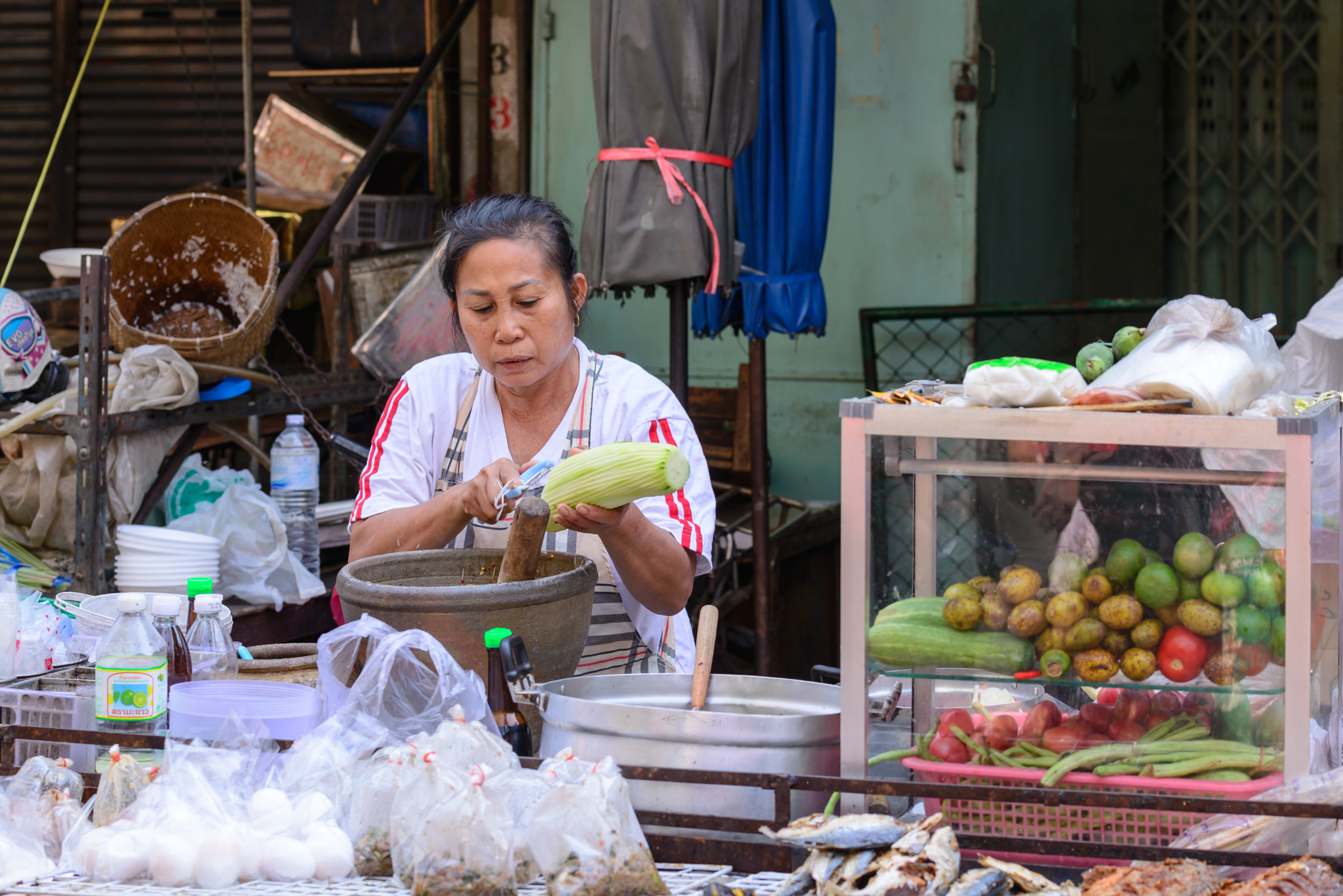 Nikon AF-S Nikkor 70-200mm F4G ED VR sample photo. Bangkok, thailand - 2016 february 09: unidentified monger cookin photography