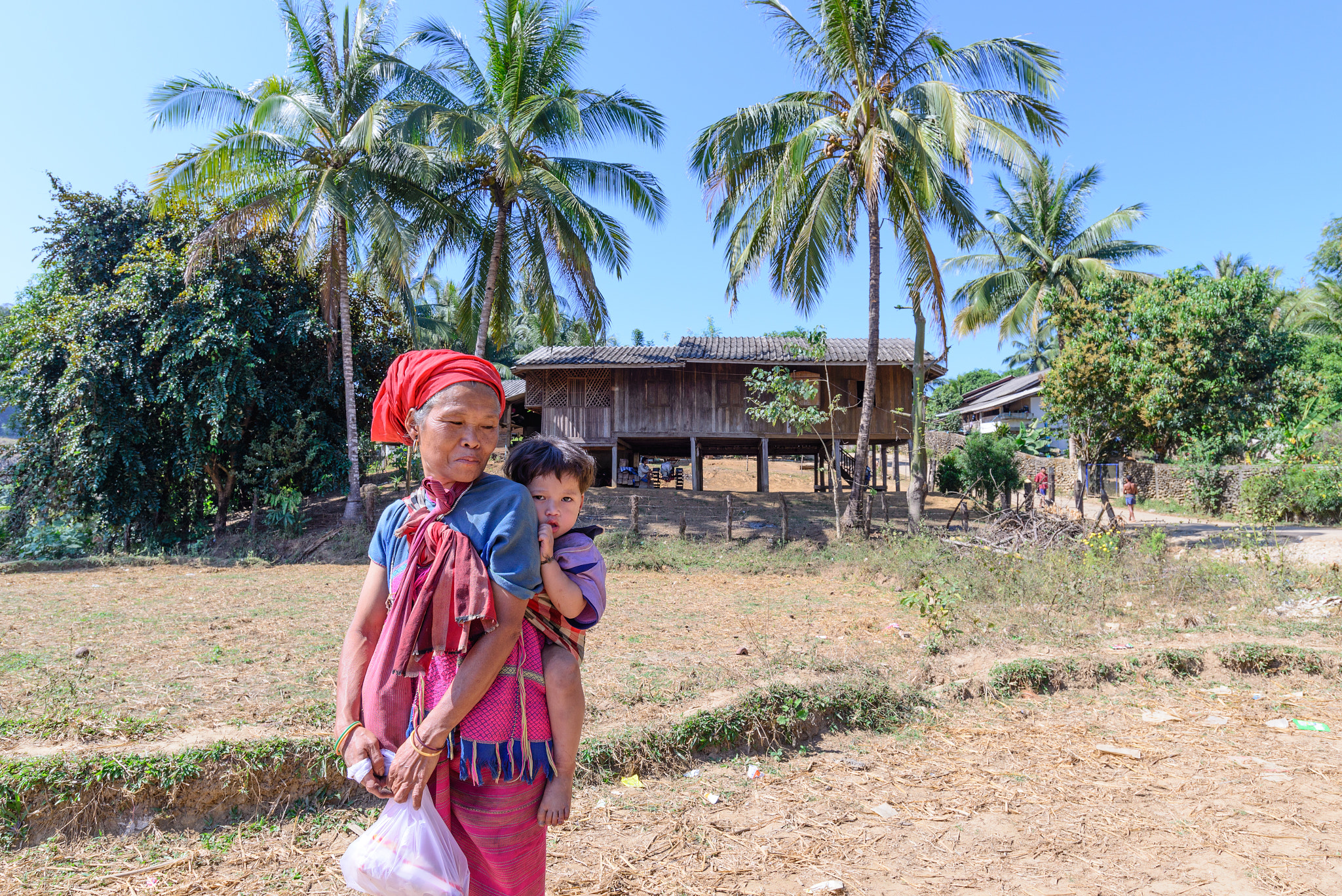 Nikon AF-S Nikkor 18-35mm F3.5-4.5G ED sample photo. Tak, thailand - 2016 january 22: unidentified mother in treaditi photography