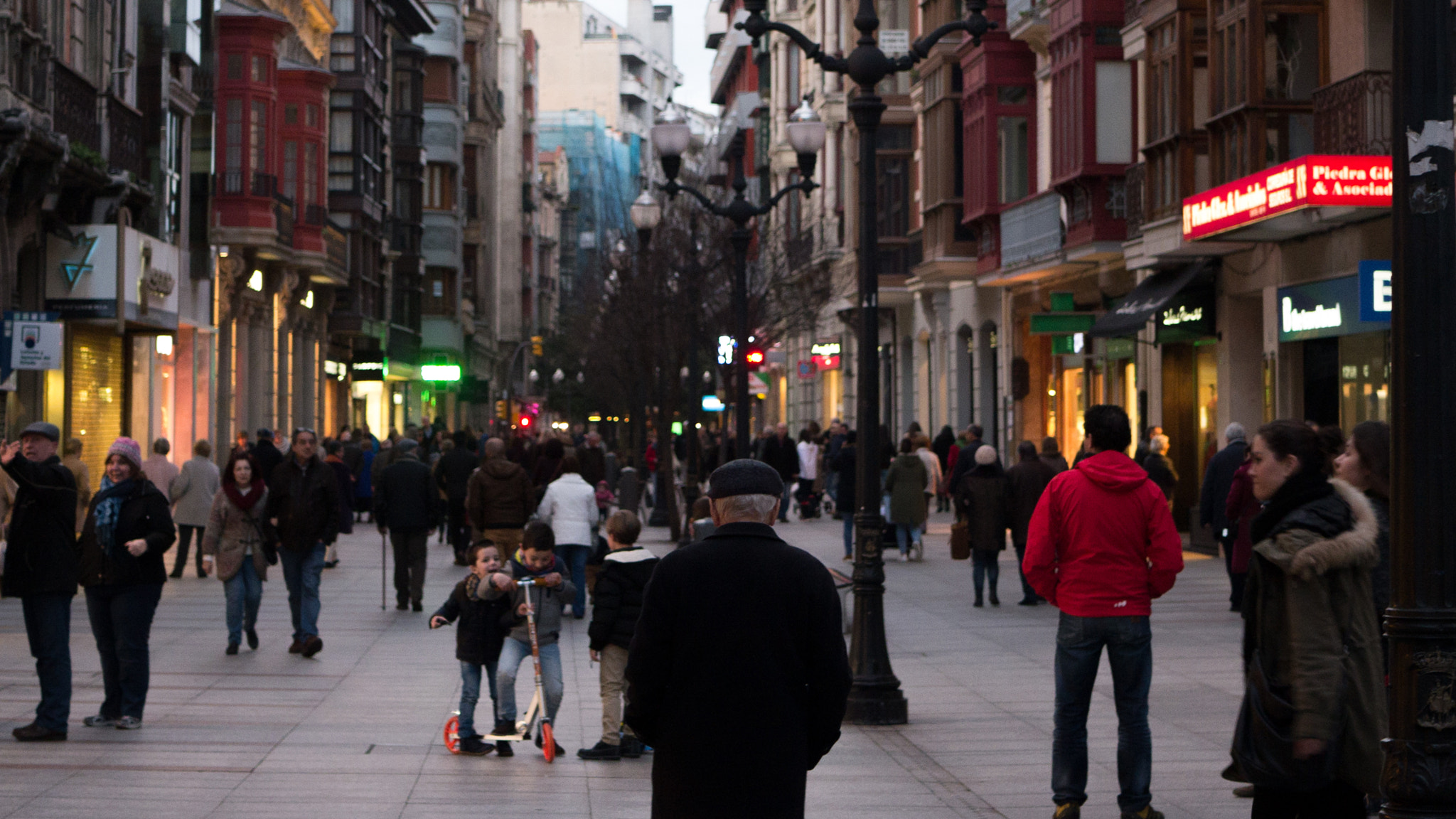 Panasonic Lumix DMC-GH2 + LUMIX G 25/F1.7 sample photo. Un hombre entre la multitud photography