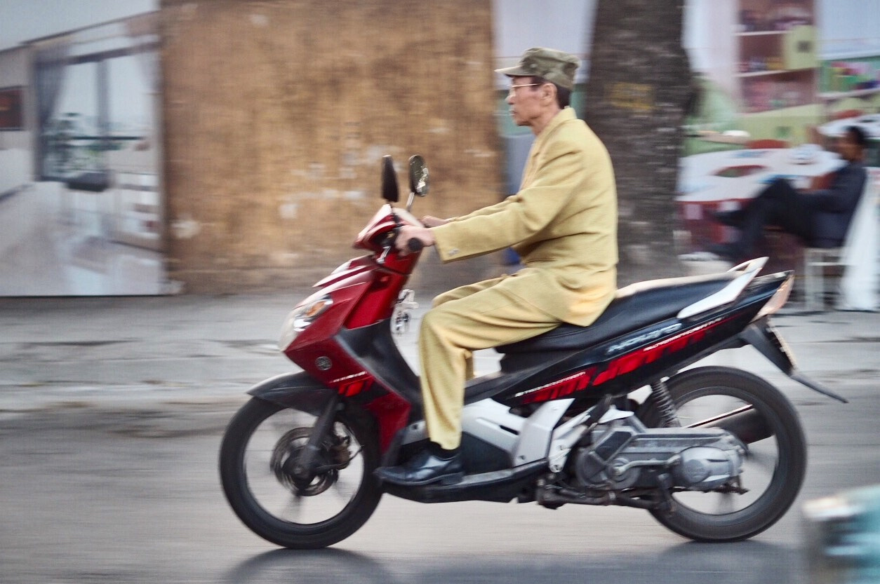 Olympus OM-D E-M10 + Olympus M.Zuiko Digital 17mm F1.8 sample photo. Ride on hanoi photography