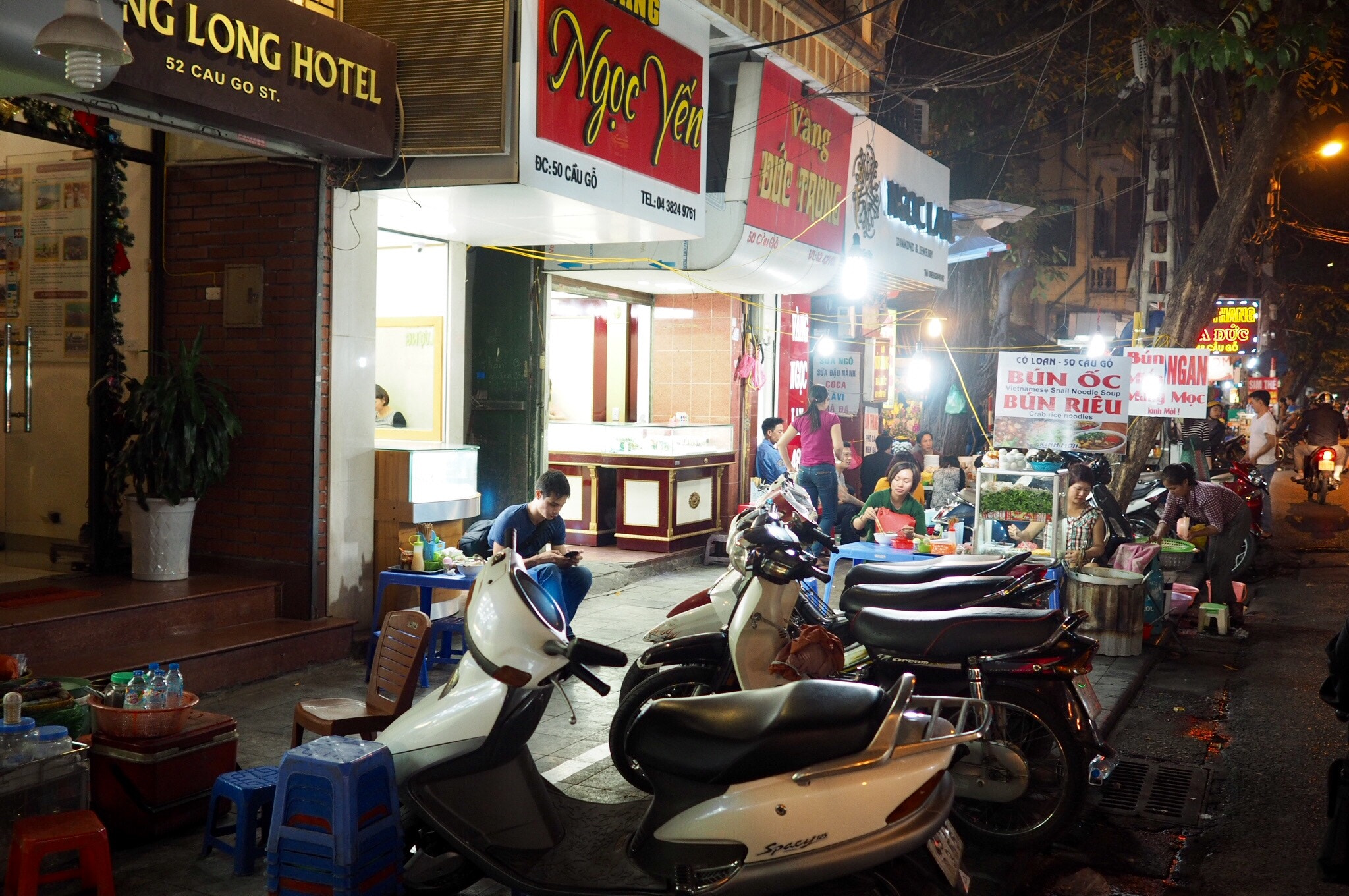 Olympus OM-D E-M10 + Olympus M.Zuiko Digital 17mm F1.8 sample photo. Virgin roadside meal - hanoi photography