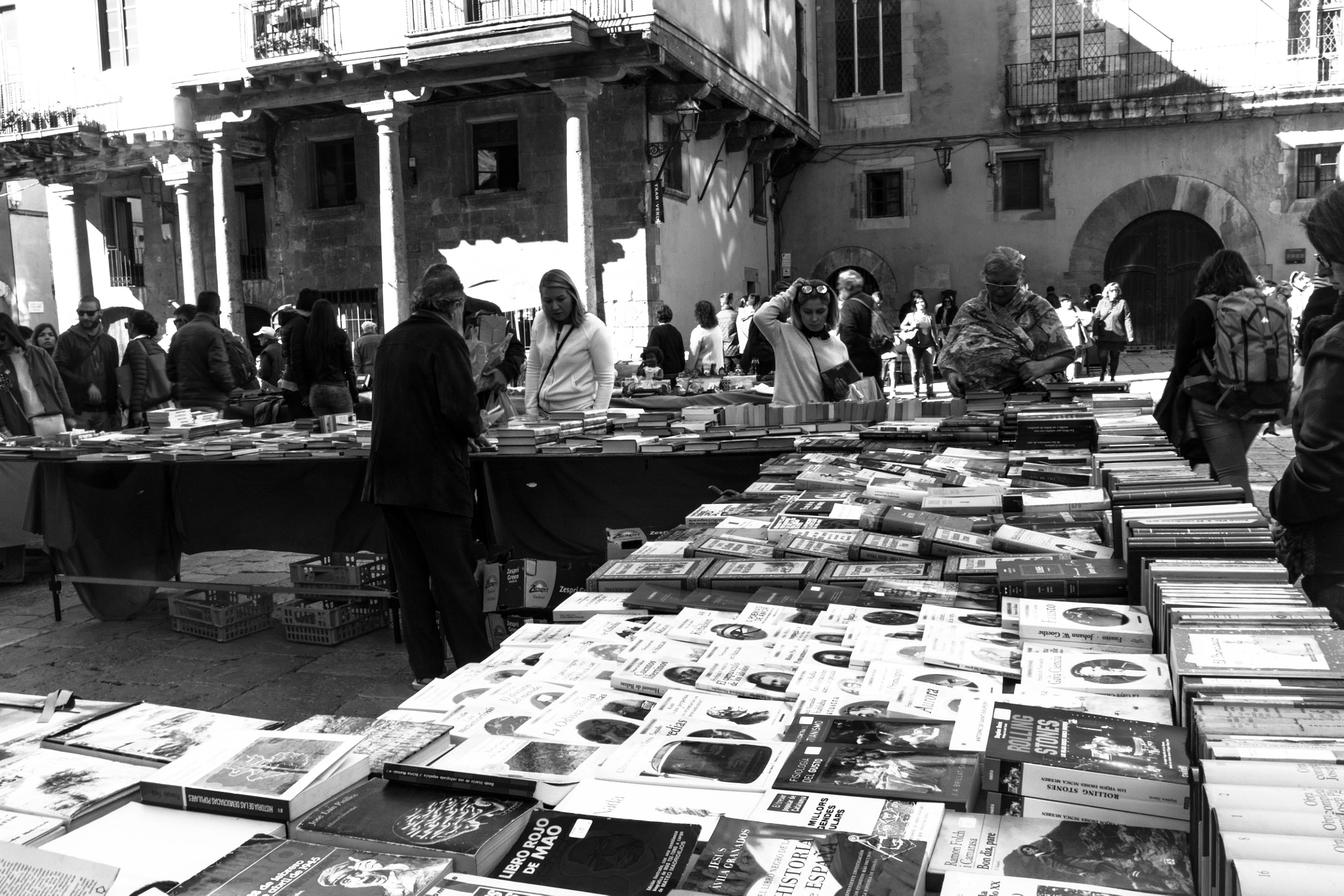 Canon EF 75-300mm F4.0-5.6 IS USM sample photo. Mercat al carrer photography