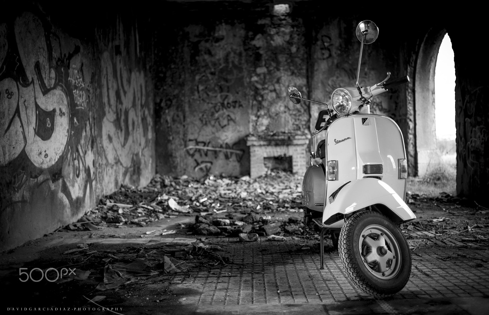 Nikon AF Nikkor 35mm F2D sample photo. Vespa world photography