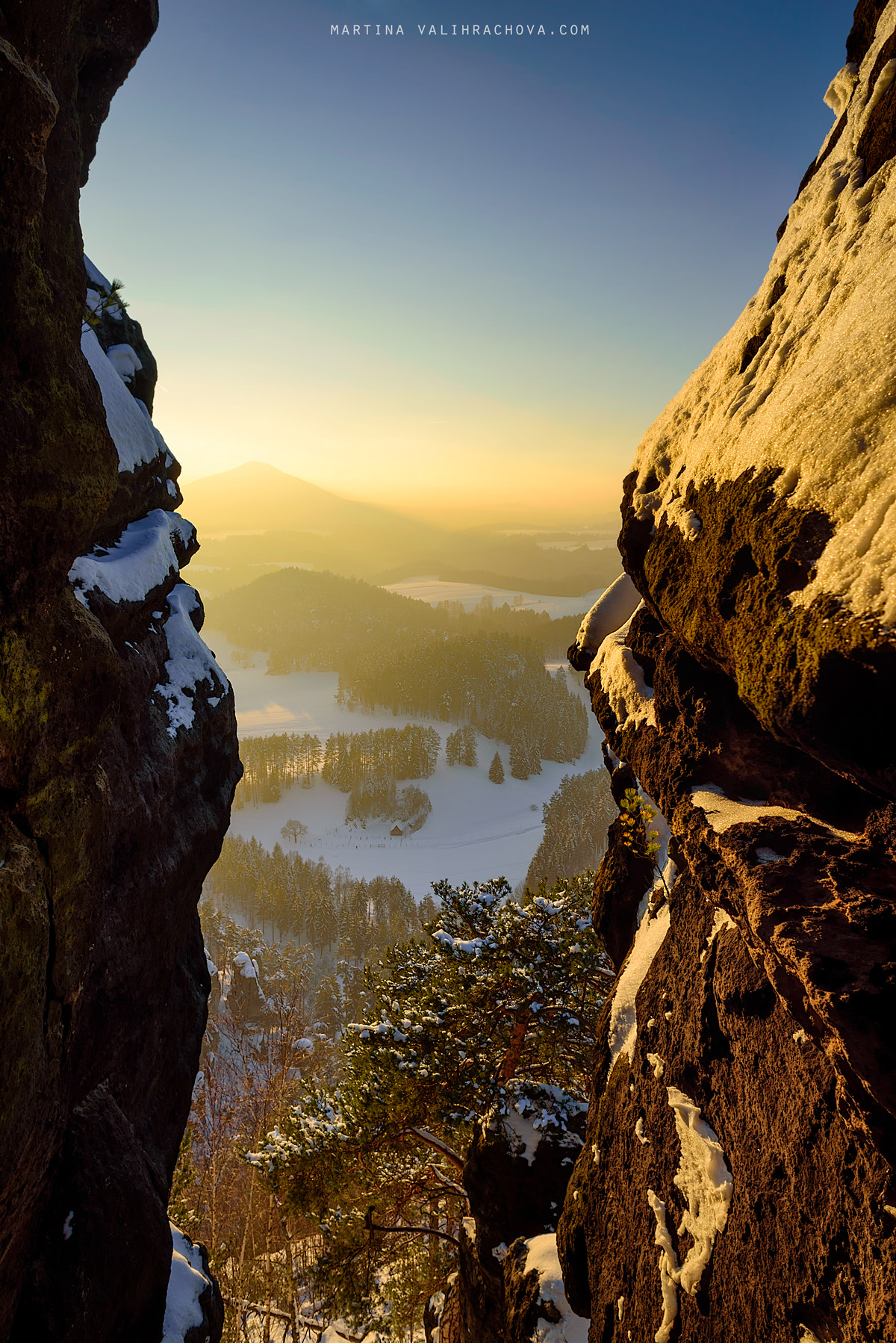 Nikon AF Nikkor 24mm F2.8D sample photo. Among the rocks photography