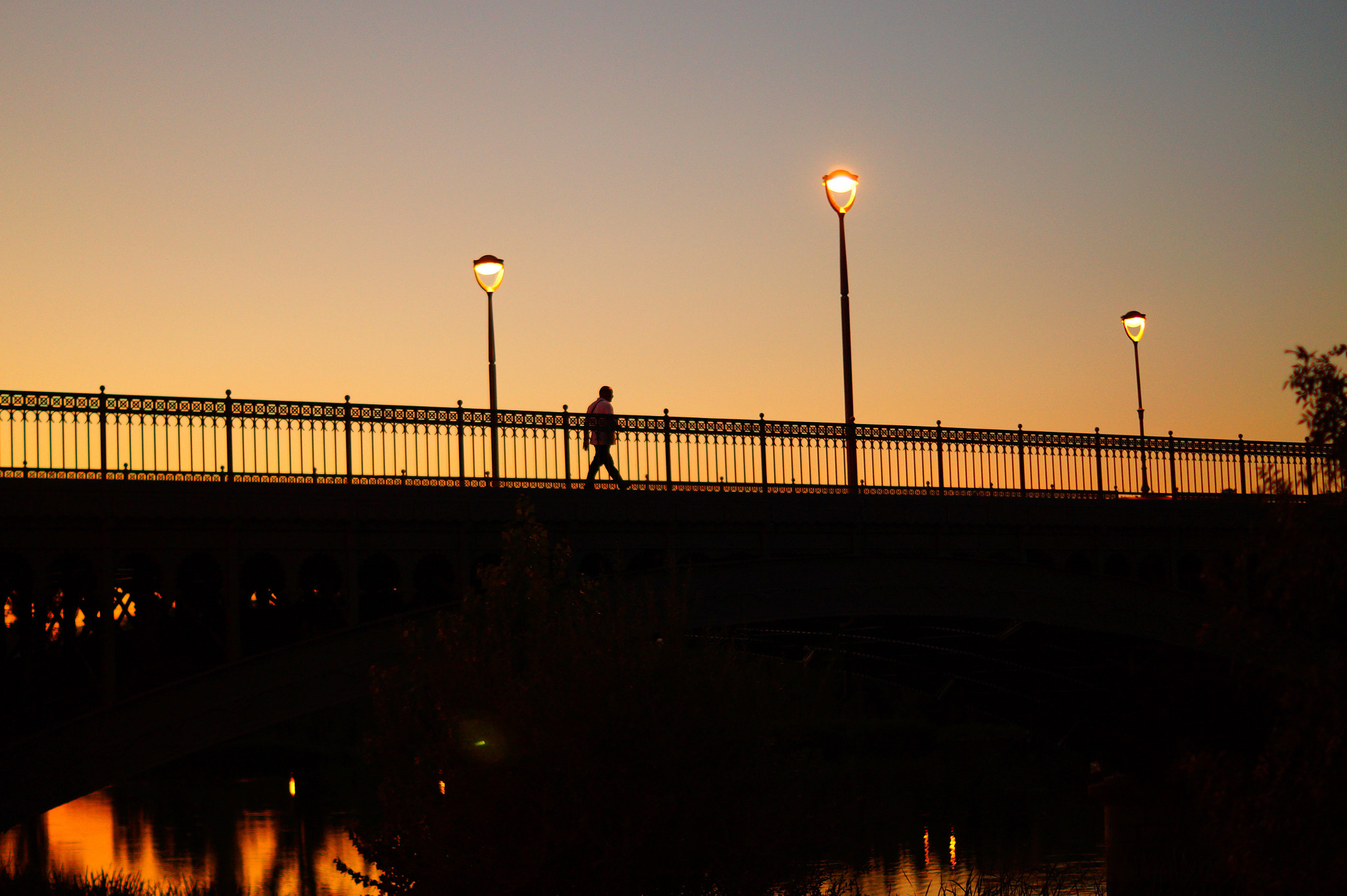 Sony SLT-A58 + Sony DT 50mm F1.8 SAM sample photo. At sunset, the lonely man. photography