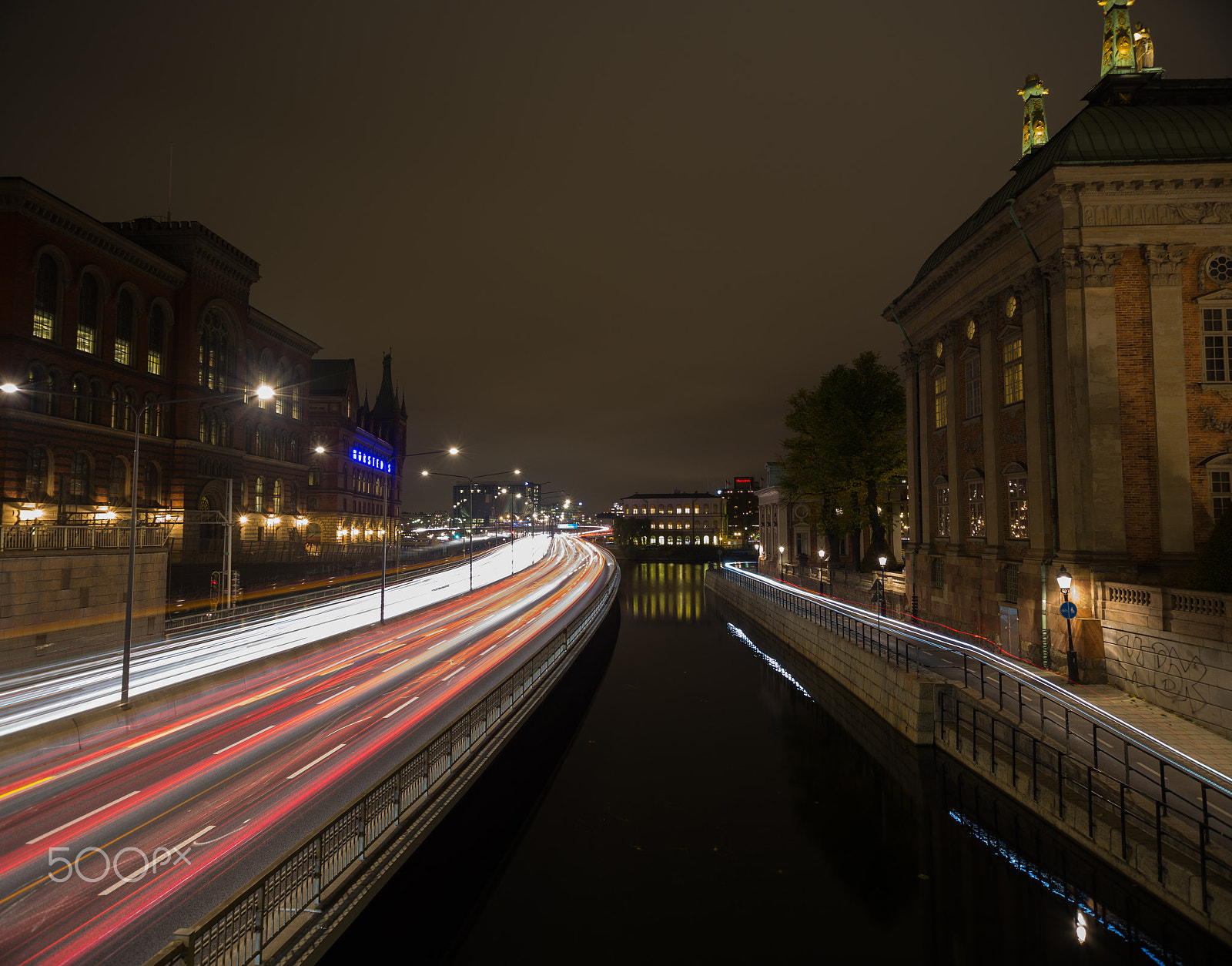 Sigma 10-20mm F3.5 EX DC HSM sample photo. Night traffic in stockholm. sweden. 05.11.2015 photography