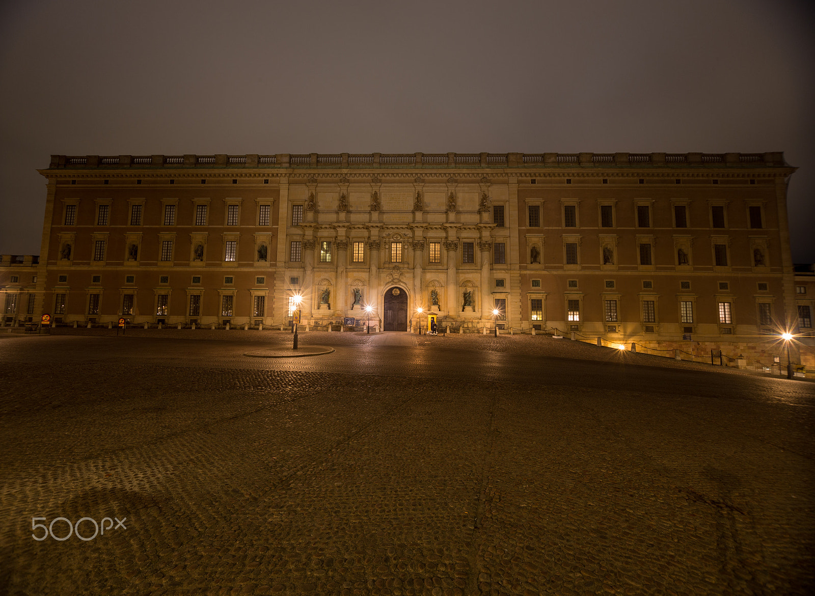 Sigma 10-20mm F3.5 EX DC HSM sample photo. View of the night royal palace in stockholm. swede photography
