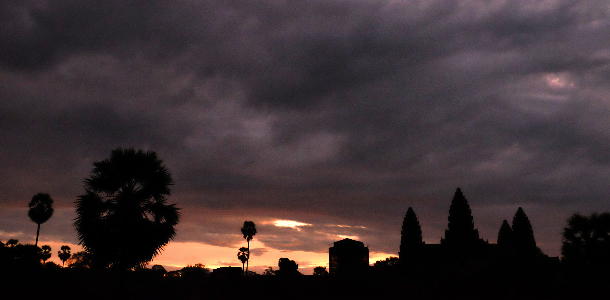 Fujifilm X-T10 + Fujifilm XF 18-135mm F3.5-5.6 R LM OIS WR sample photo. Angkor sunrise photography