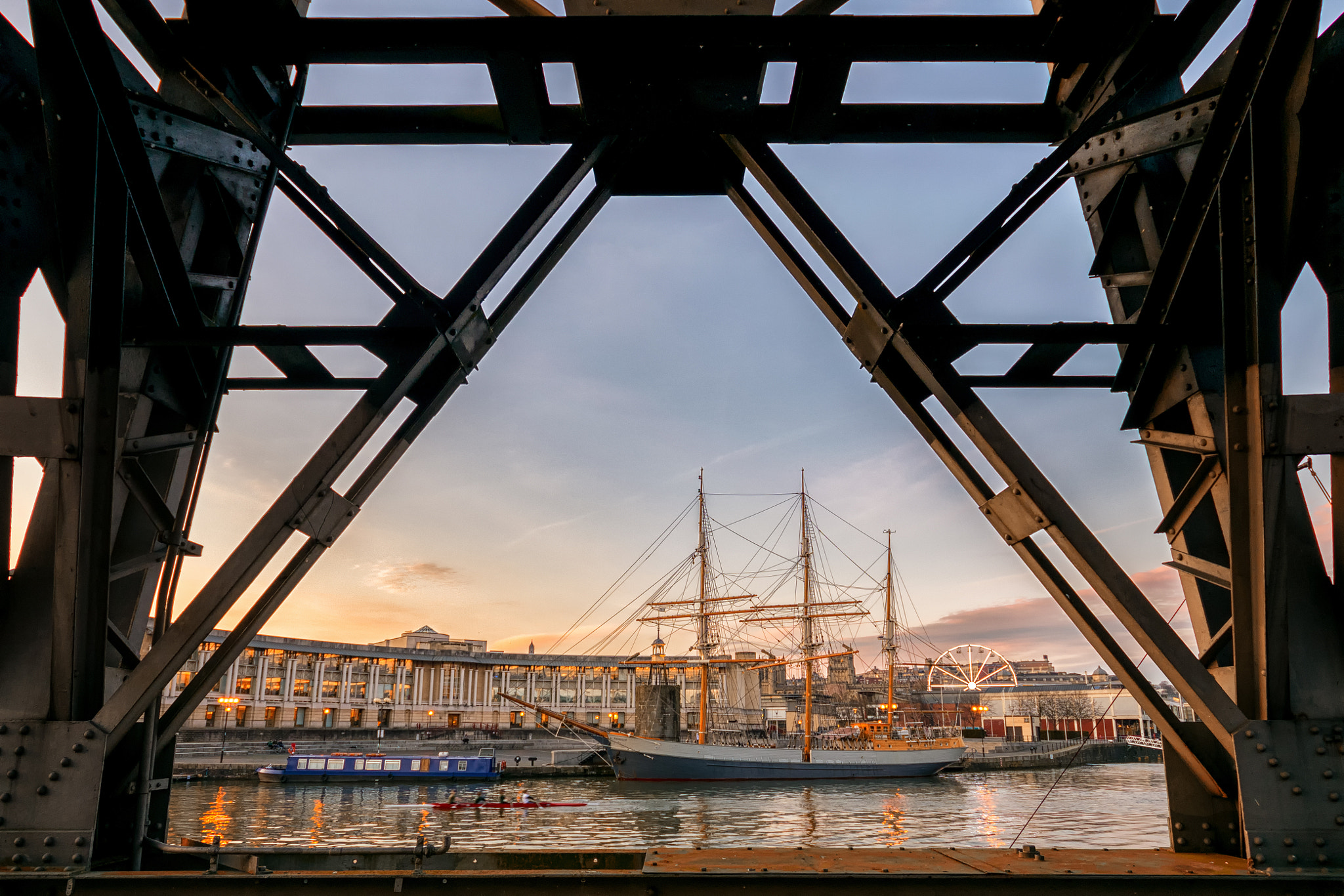 Sigma 10-20mm F4-5.6 EX DC HSM sample photo. Ships and cranes photography