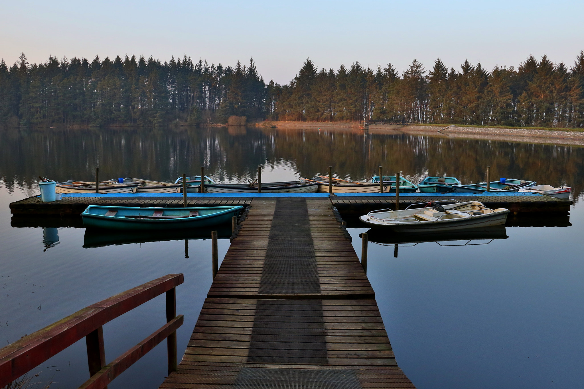 Canon EF-S 18-135mm F3.5-5.6 IS sample photo. Beecraigs loch photography