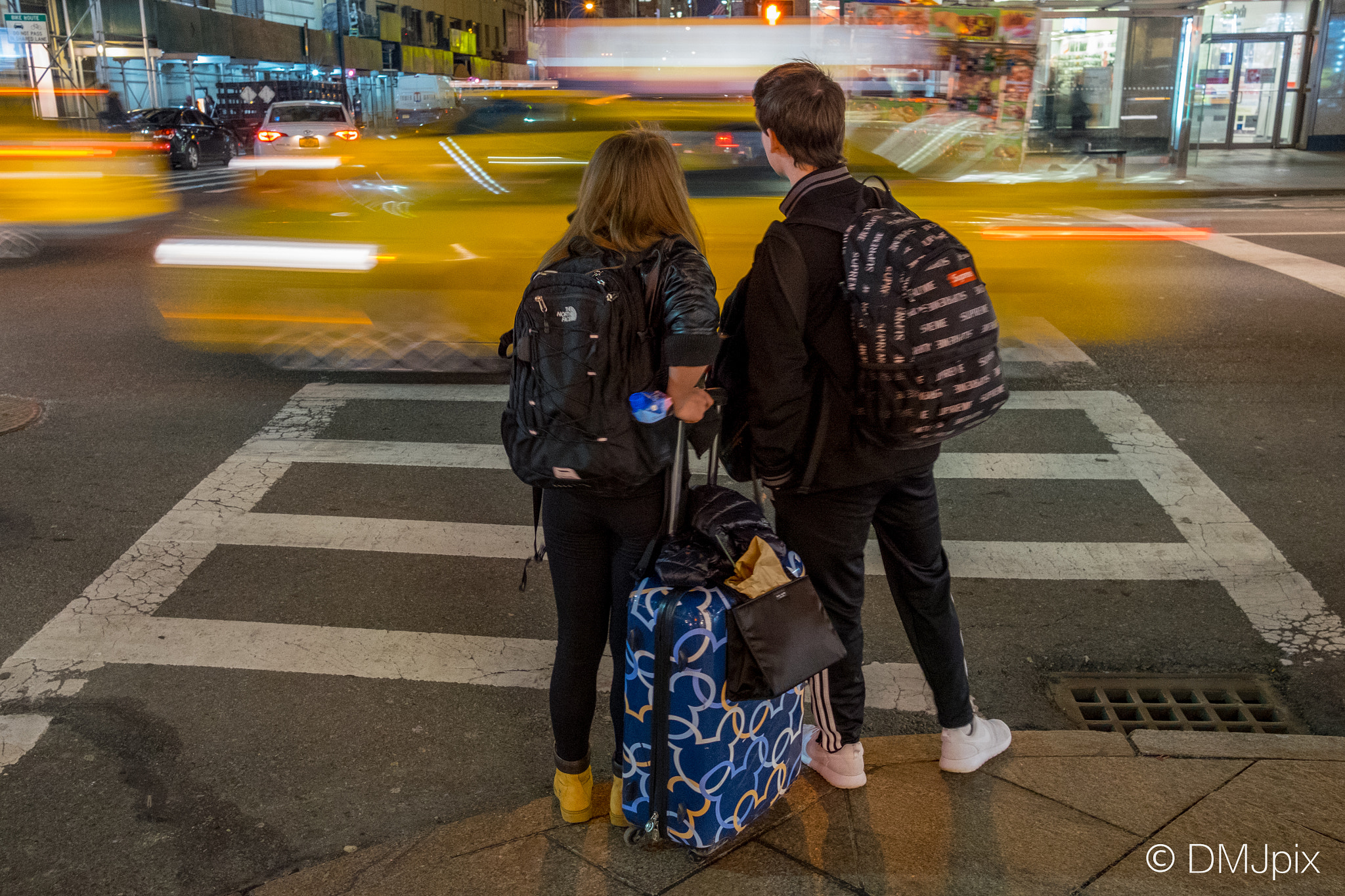 Fujifilm X-T1 + Fujifilm XF 23mm F2 R WR sample photo. Nyc waiting at the crosswalk photography