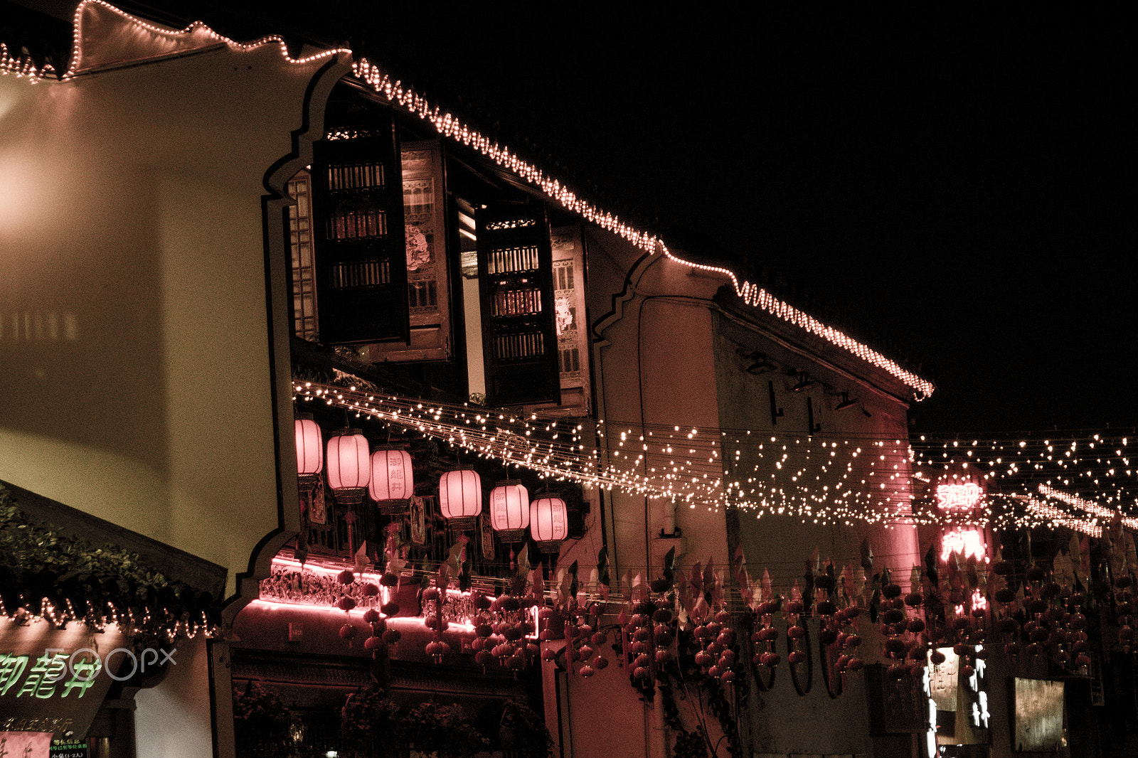 24-200mm F2.8 sample photo. Lights photography