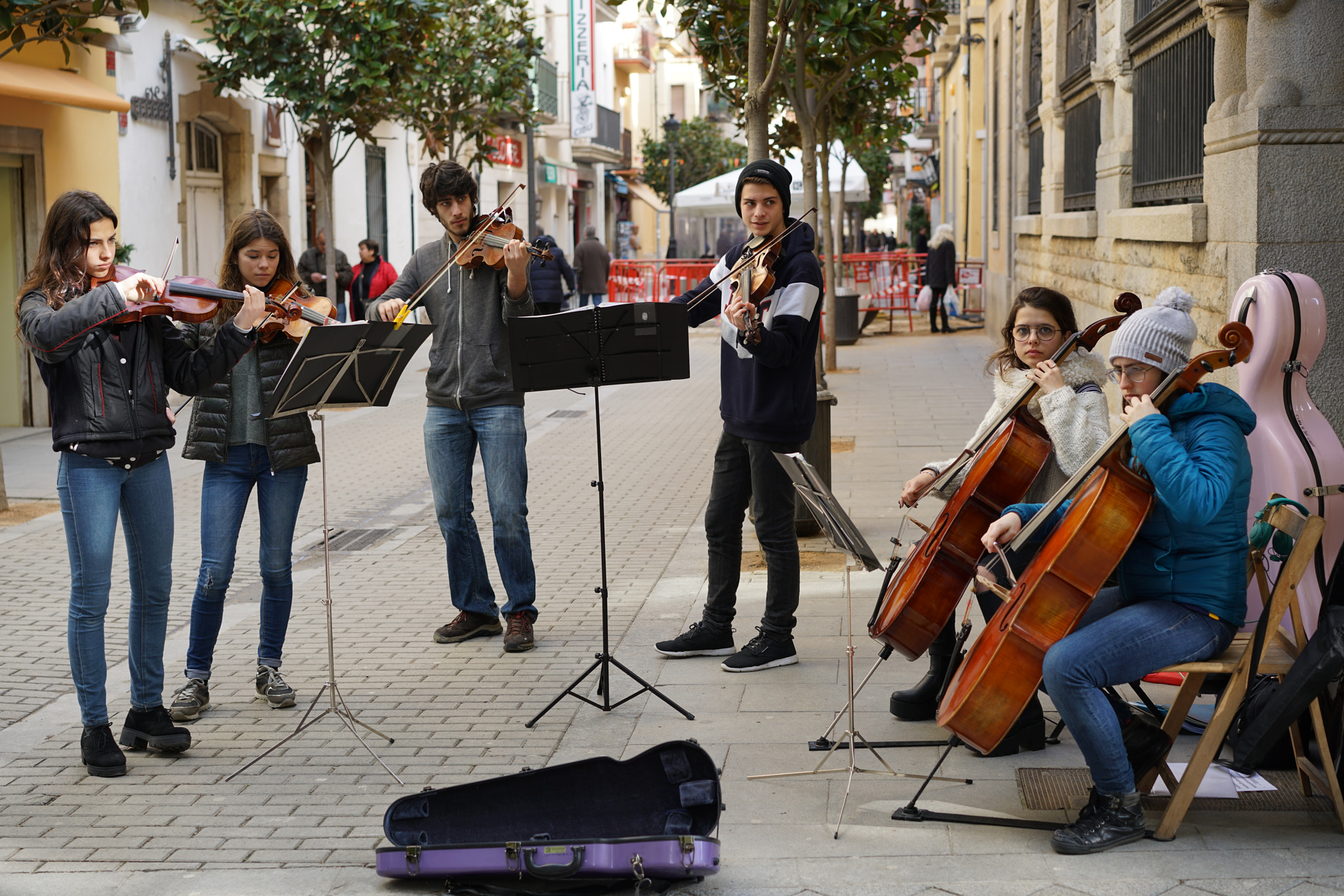 Sony a7R II + Sony Sonnar T* FE 55mm F1.8 ZA sample photo. Street musicians photography