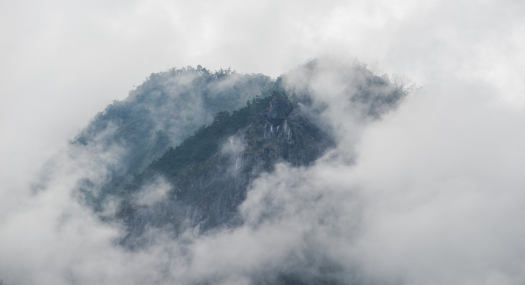 Nikon AF-S Nikkor 70-200mm F4G ED VR sample photo. Cloudy mountain photography