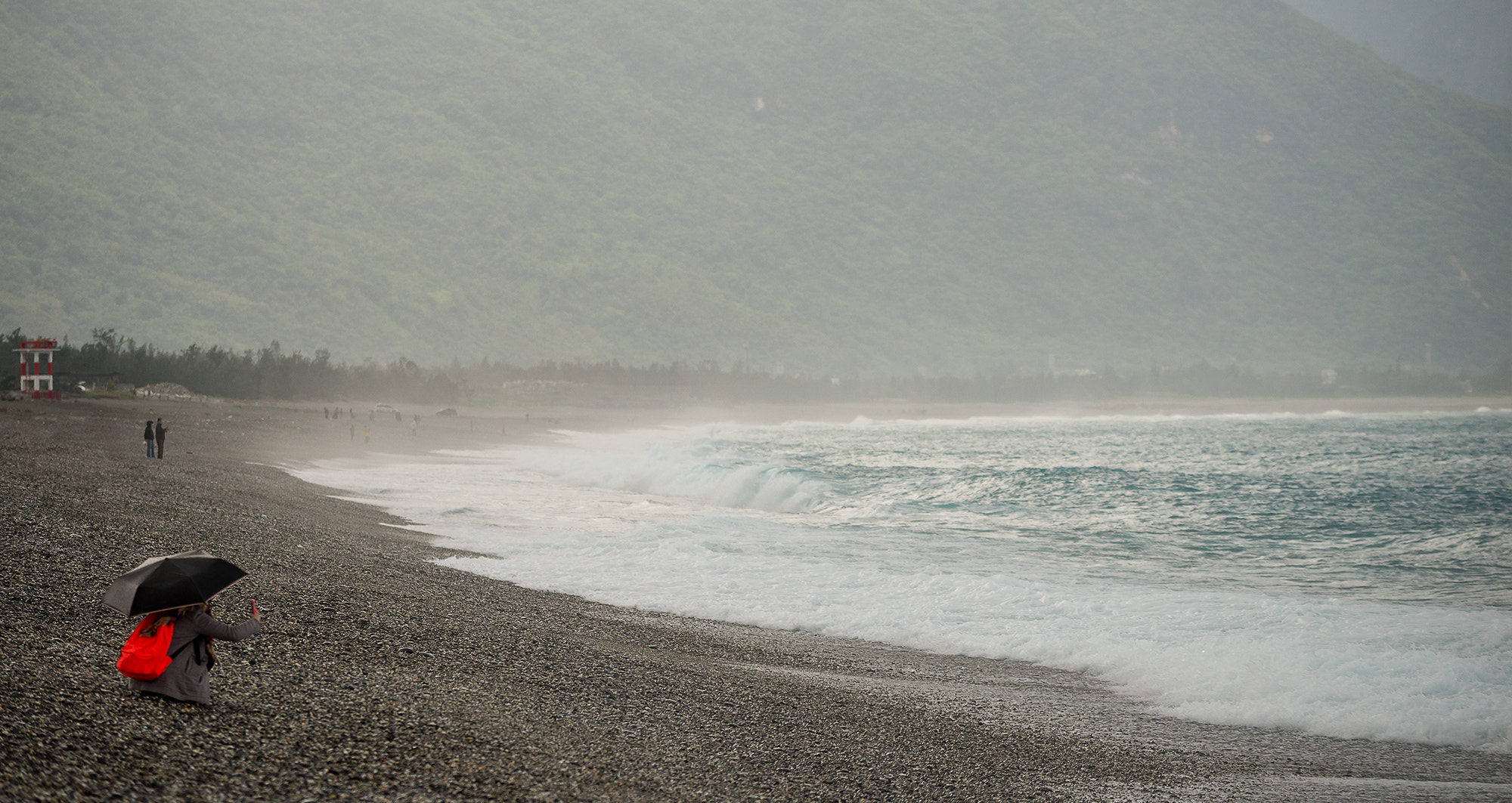 Nikon AF-S Nikkor 70-200mm F4G ED VR sample photo. Traveler on seaside photography