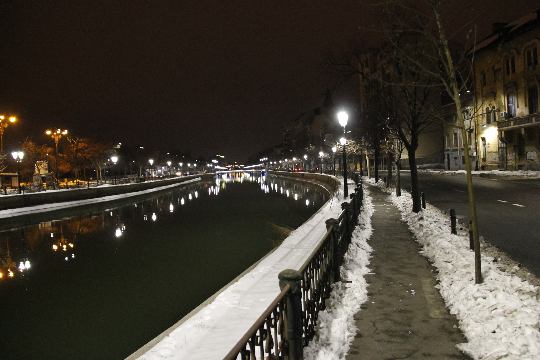 Canon EF-S 18-200mm F3.5-5.6 IS sample photo. Bucharest nights photography