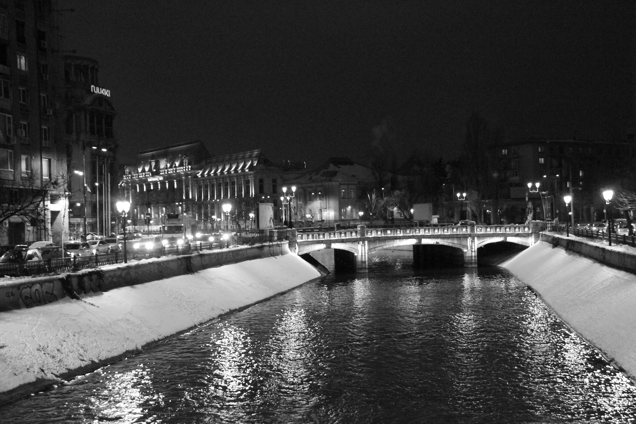 Canon EF-S 18-200mm F3.5-5.6 IS sample photo. Bucharest nights photography