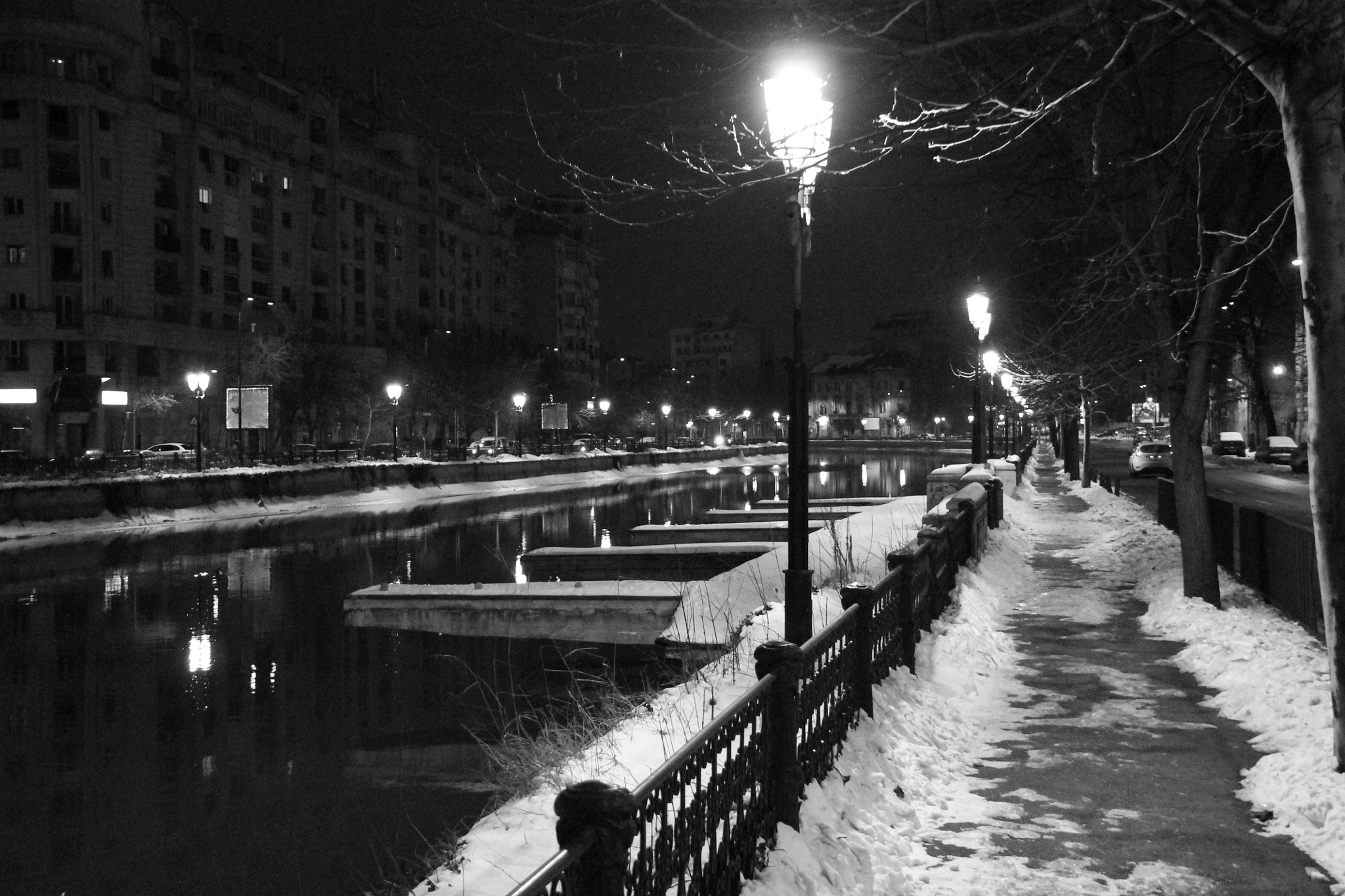 Canon EF-S 18-200mm F3.5-5.6 IS sample photo. Bucharest nights photography