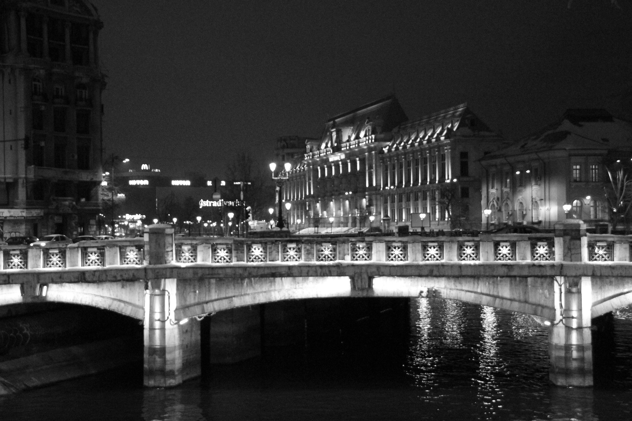 Canon EF-S 18-200mm F3.5-5.6 IS sample photo. Bucharest nights photography