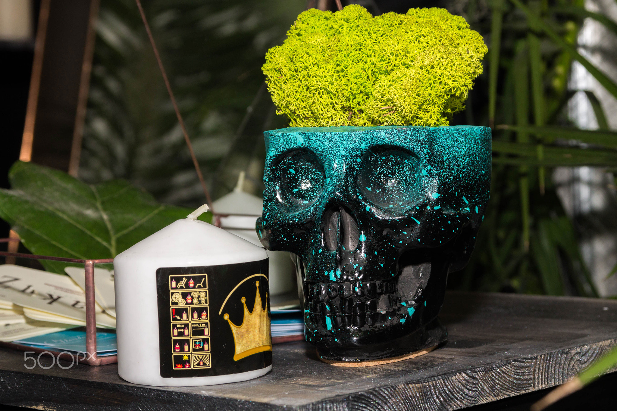 Flower vase in the form of a skull.