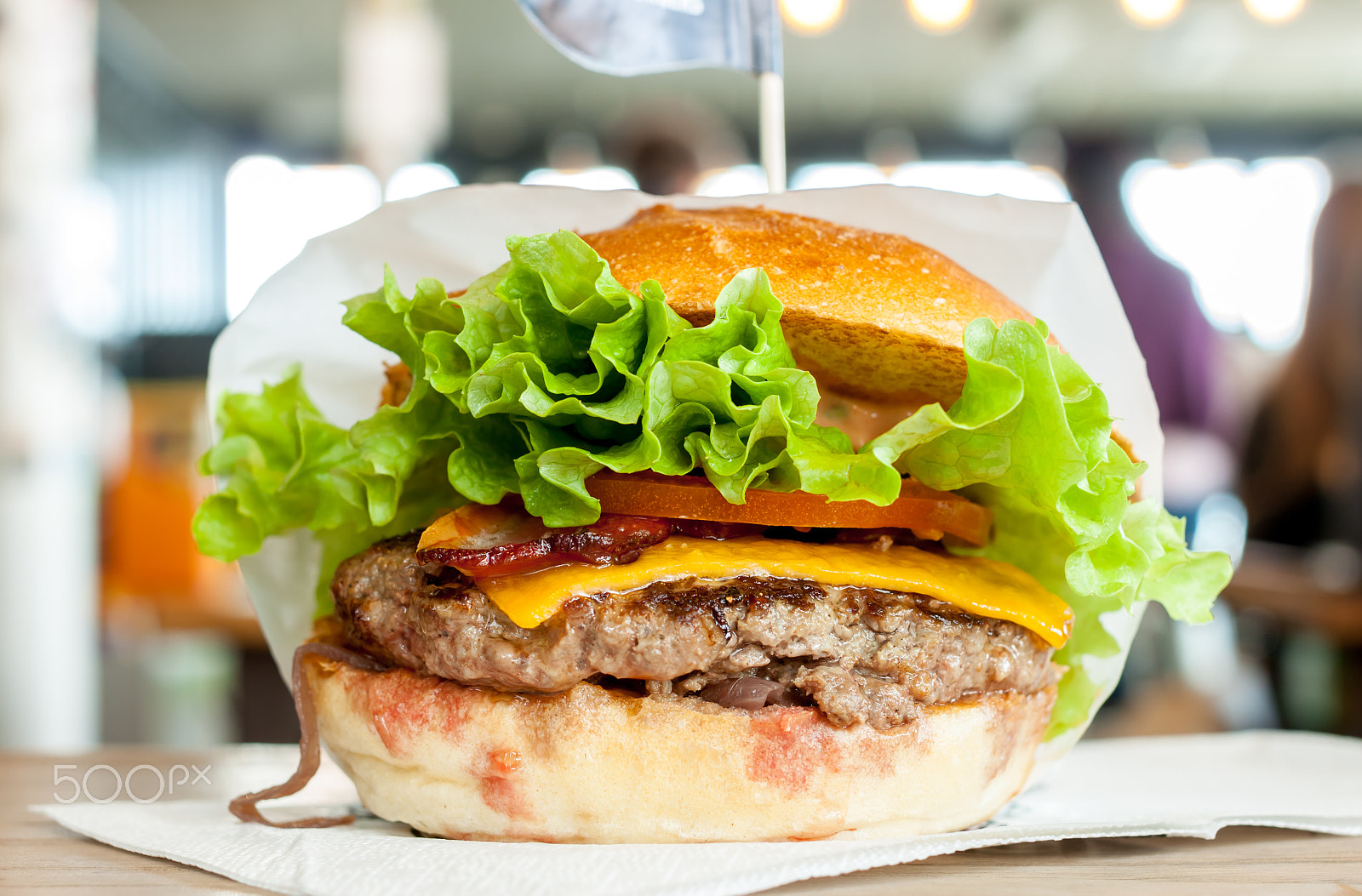 Canon EOS 500D (EOS Rebel T1i / EOS Kiss X3) + Canon EF 40mm F2.8 STM sample photo. Tasty beef burger photography