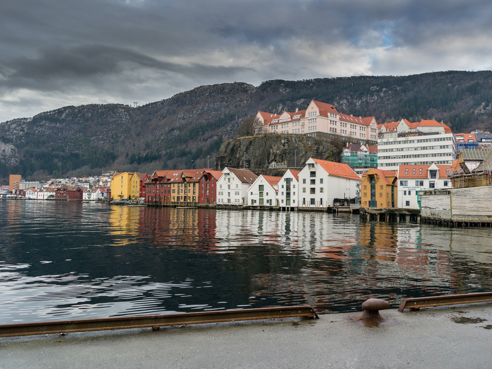 Samsung NX30 + Samsung NX 18-55mm F3.5-5.6 OIS sample photo. "skuteviken - a part of bergen" photography