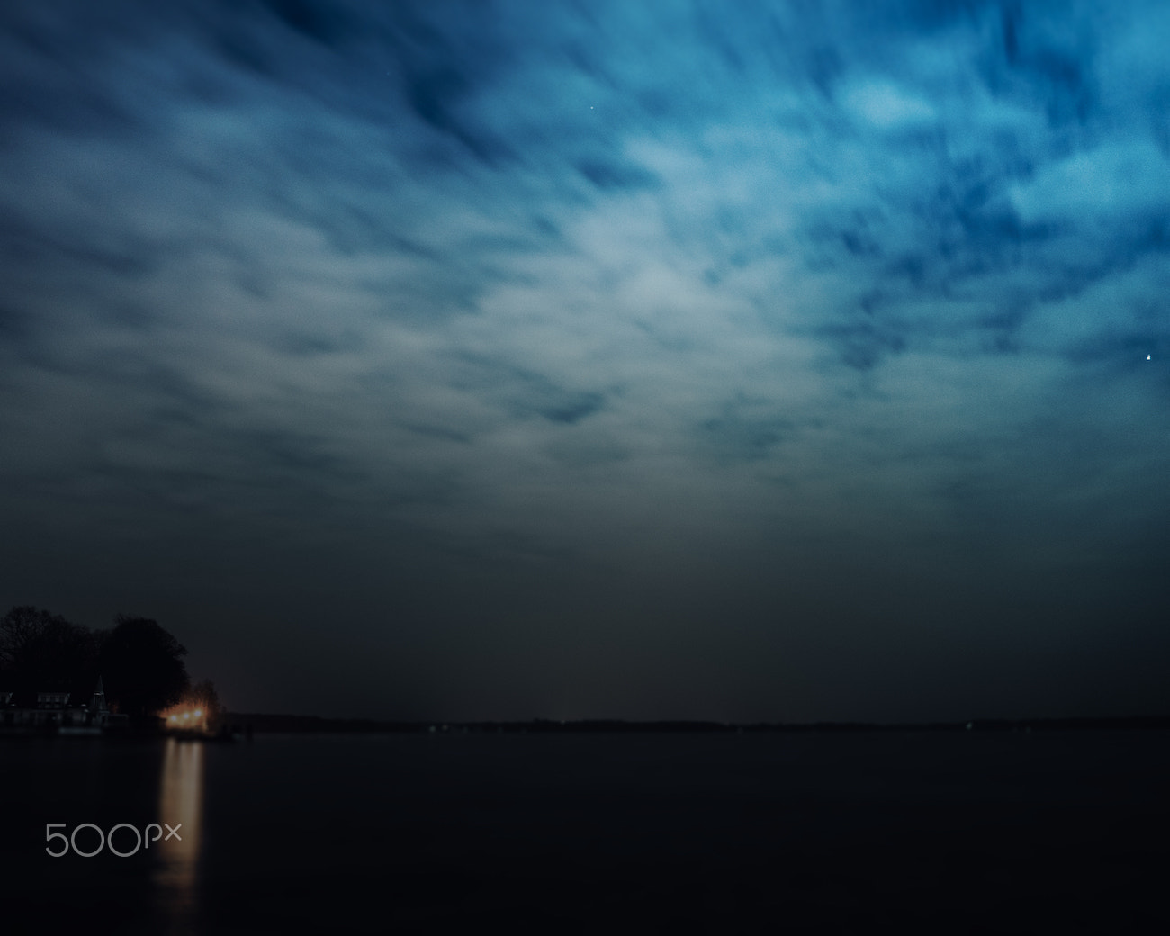 Sony a7 + Sony FE 28mm F2 sample photo. Moon light photography