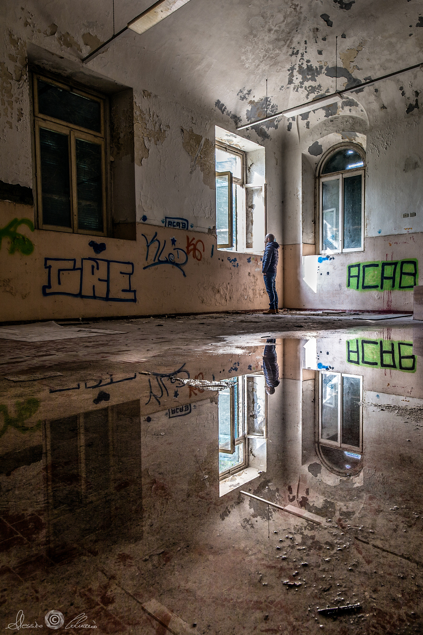 ZEISS Distagon T* 15mm F2.8 sample photo. Mirror at abandoned build photography