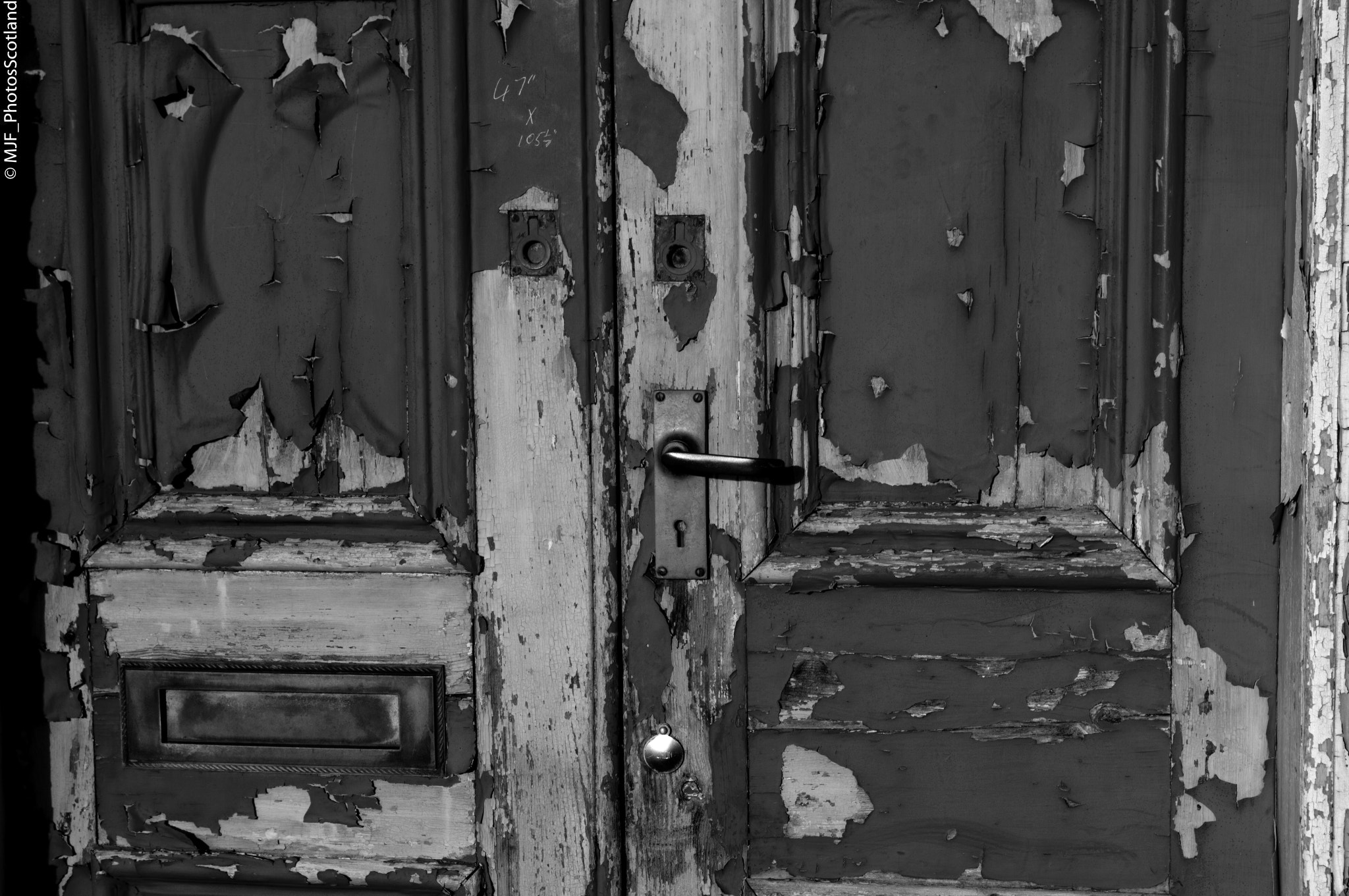 Samsung GX-20 + Samsung NX 60mm F2.8 Macro ED OIS SSA sample photo. Abandoned door photography