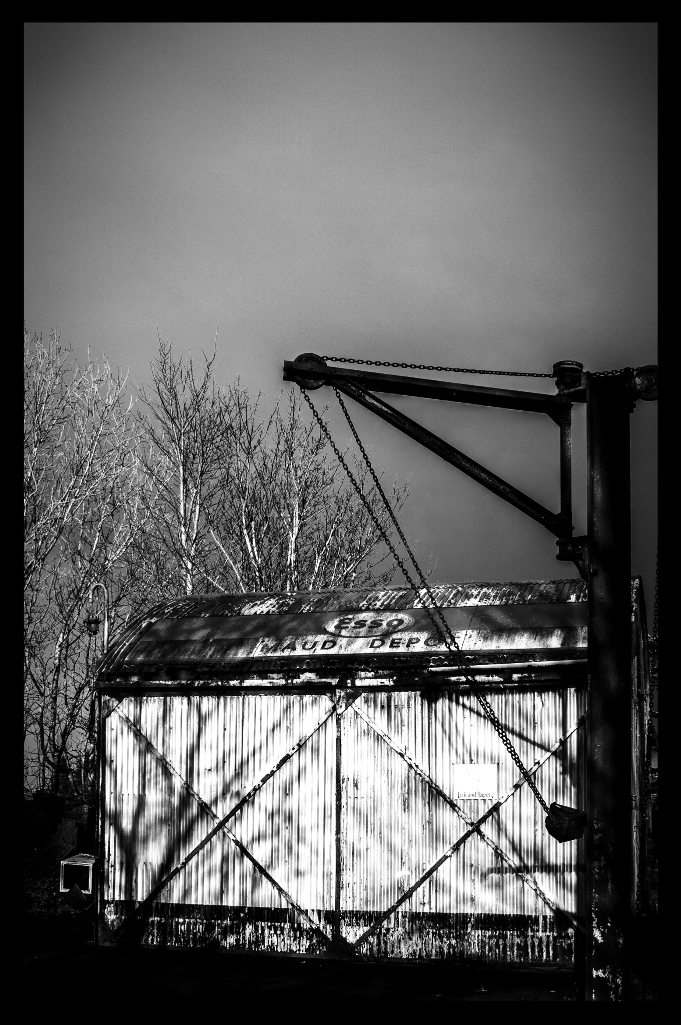 Samsung NX 60mm F2.8 Macro ED OIS SSA sample photo. Abandoned gas station photography