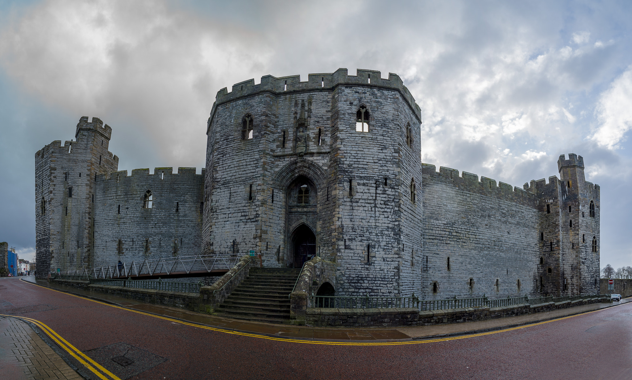Sony a7S + Sony Vario-Tessar T* FE 16-35mm F4 ZA OSS sample photo. Caernarfon castle photography