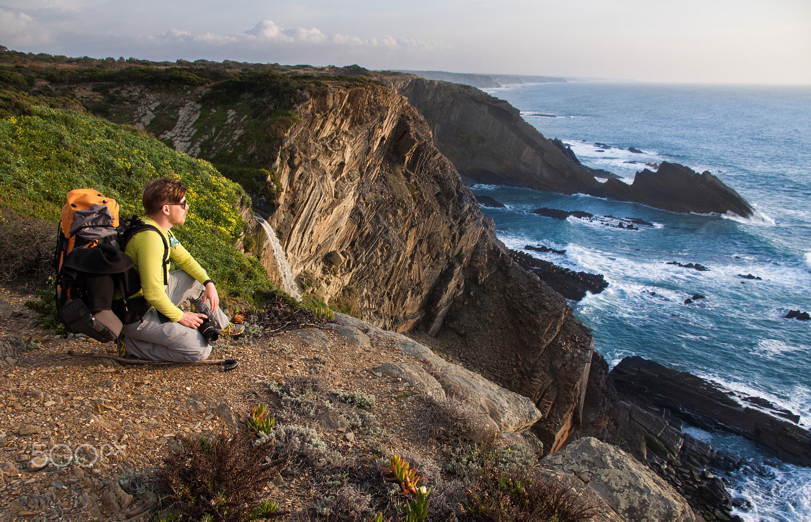Canon EOS 50D sample photo. Tourist with backpack on the edge of a beautiful cliff near the ocean portugal algarve photography