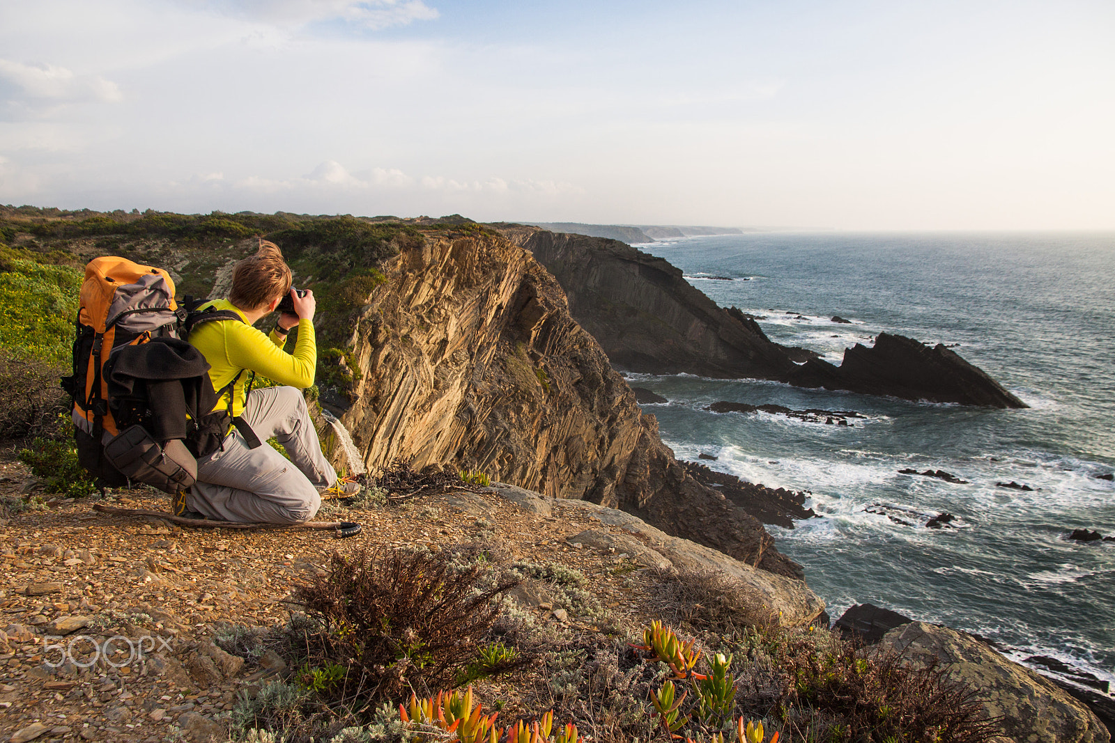Canon EOS 50D sample photo. Tourist with backpack on the edge of a beautiful cliff near the ocean portugal algarve photography