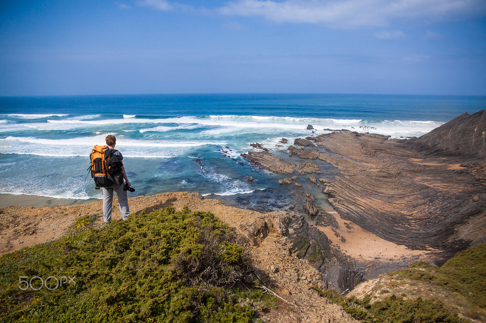 Canon EOS 50D sample photo. Tourist with backpack on the edge of a beautiful cliff near the ocean portugal algarve photography
