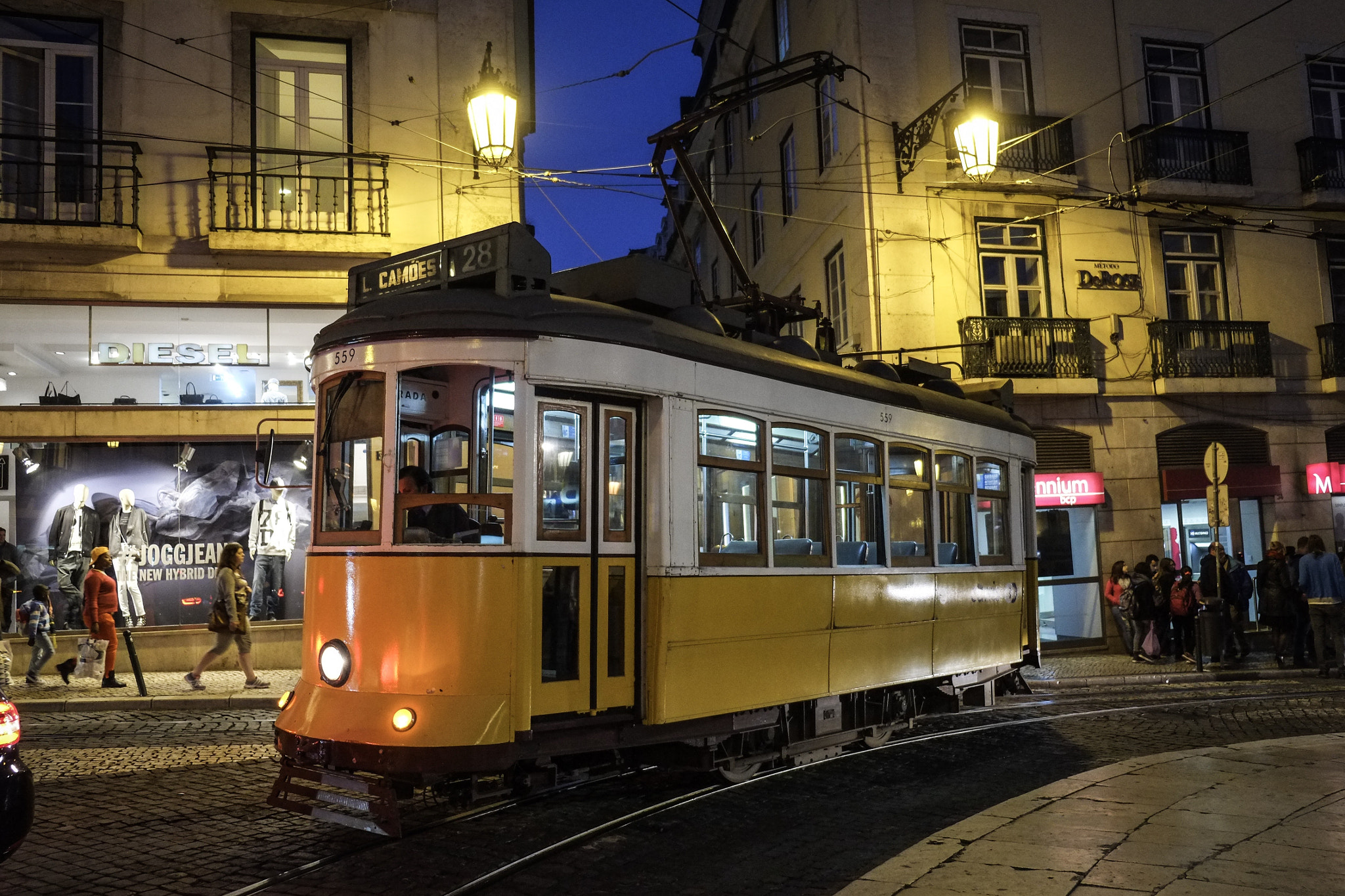 Fujifilm X-Pro1 + Fujifilm XF 18-55mm F2.8-4 R LM OIS sample photo. Lisboa by night photography