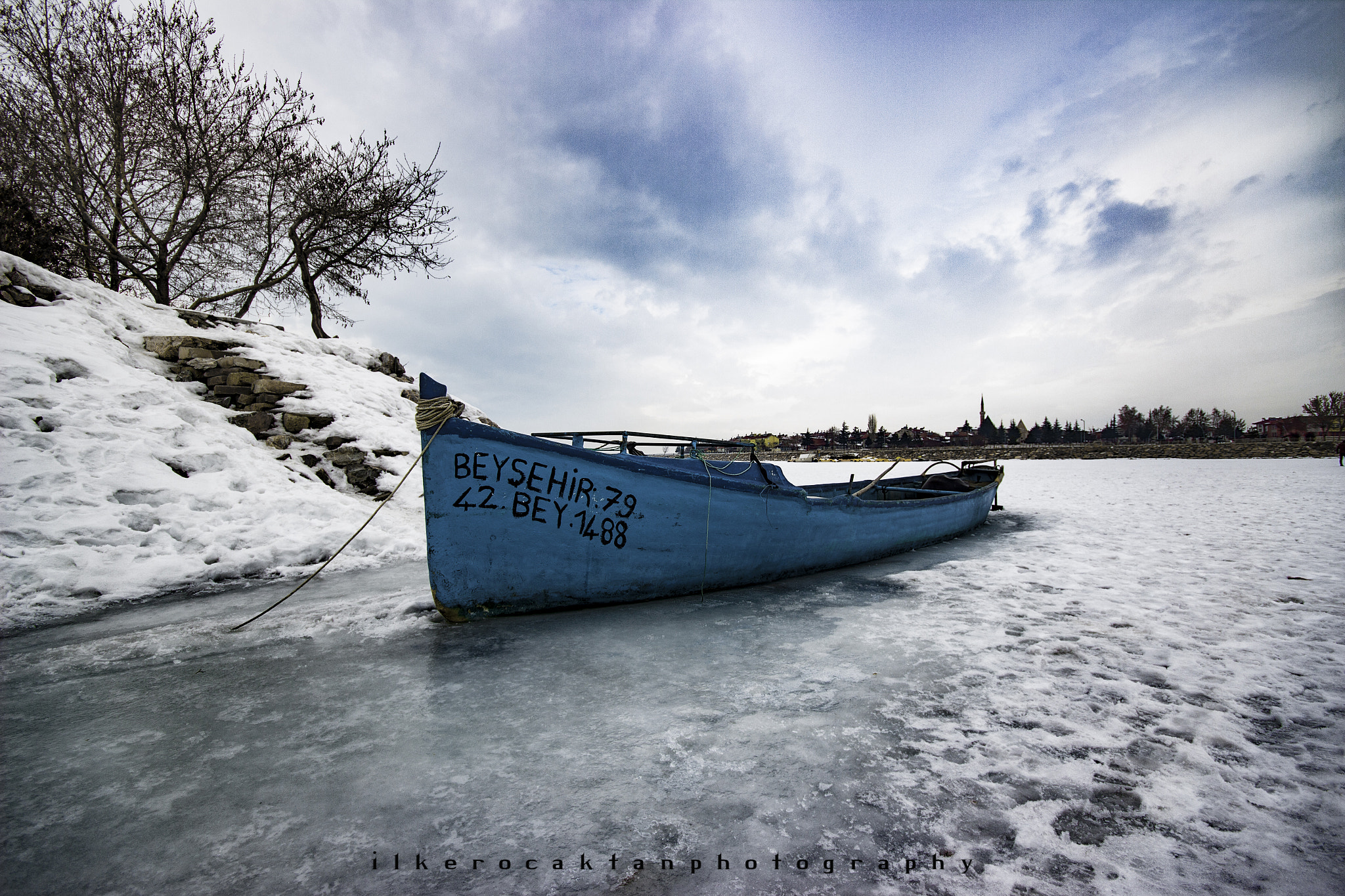 Canon EOS 600D (Rebel EOS T3i / EOS Kiss X5) + Sigma 10-20mm F4-5.6 EX DC HSM sample photo. Frozen lake photography