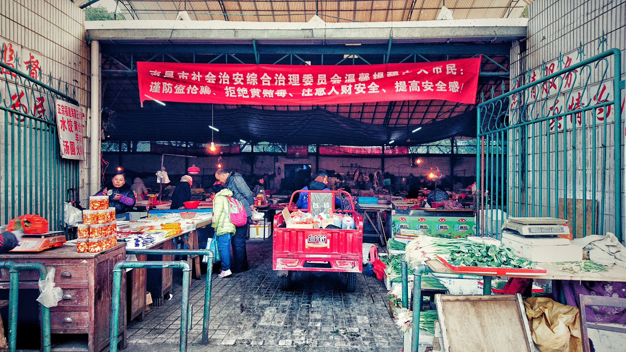 Sony Xperia X Compact sample photo. Market photography