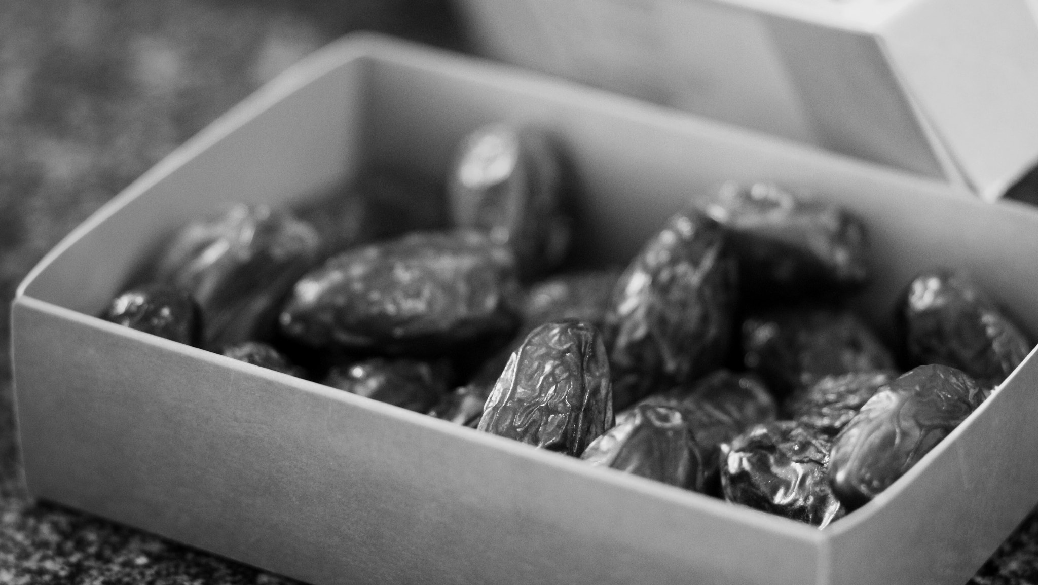 Canon EF 85mm F1.8 USM sample photo. Dates photography