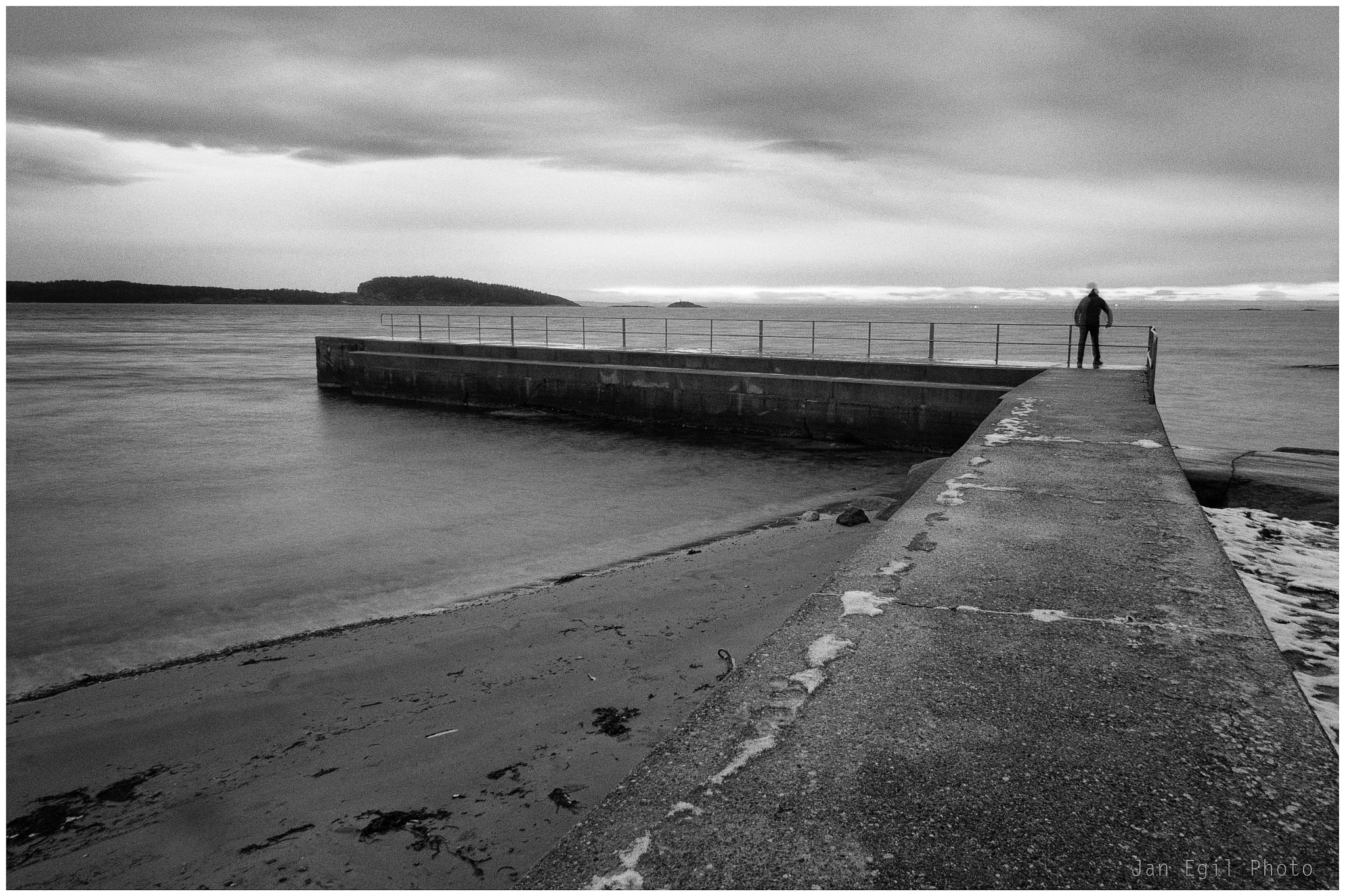 Olympus OM-D E-M1 + Panasonic Lumix G Vario 7-14mm F4 ASPH sample photo. Self portrait by the shore photography