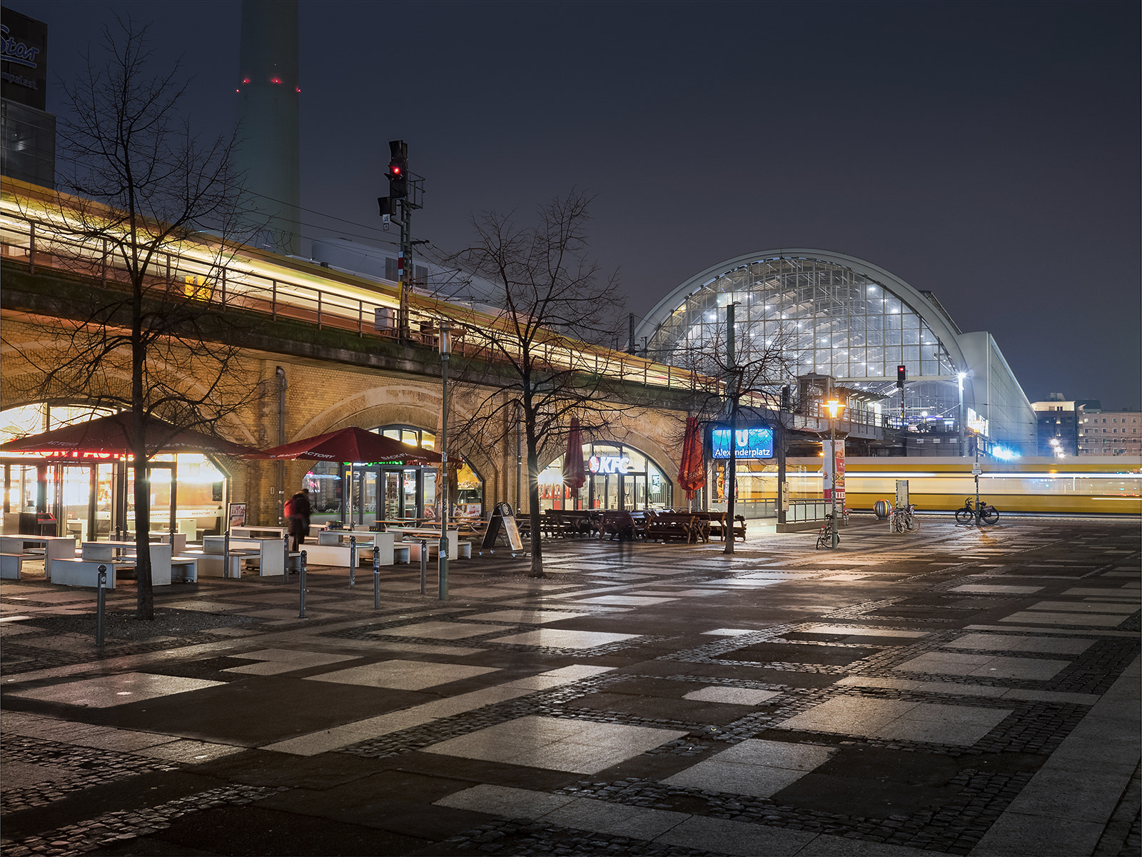 Olympus OM-D E-M10 + Olympus M.Zuiko Digital 17mm F1.8 sample photo. Berlin alexanderplatz @ night photography